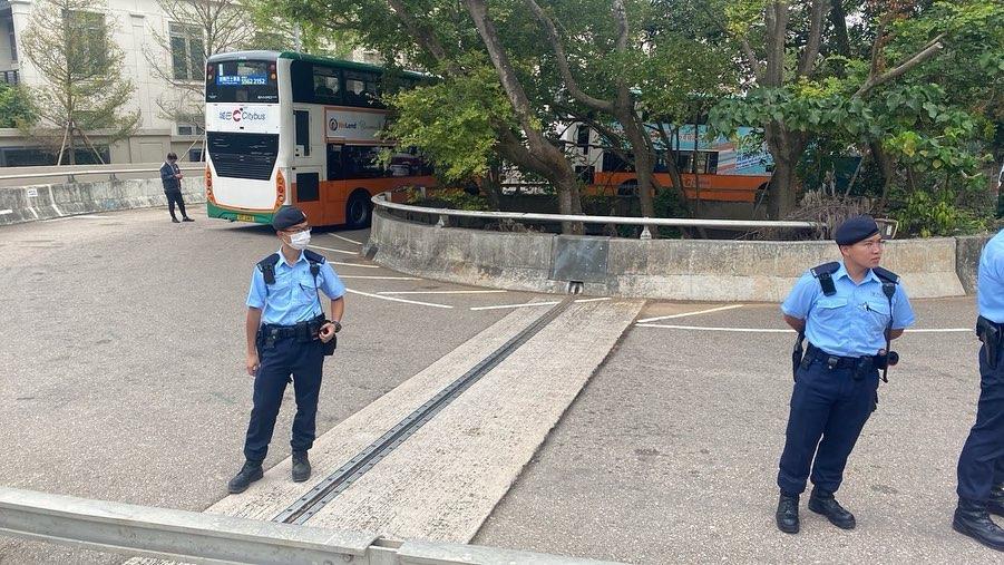 社民連指本周日(12 月 3 日)成員及友好到赤柱犀牛石郊遊,在起點遭 20 名軍裝及便裝警察截查。(社民連相片)