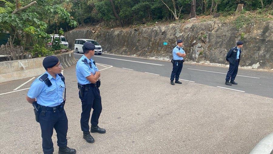 社民連指本周日(12 月 3 日)成員及友好到赤柱犀牛石郊遊,在起點遭 20 名軍裝及便裝警察截查。(社民連相片)