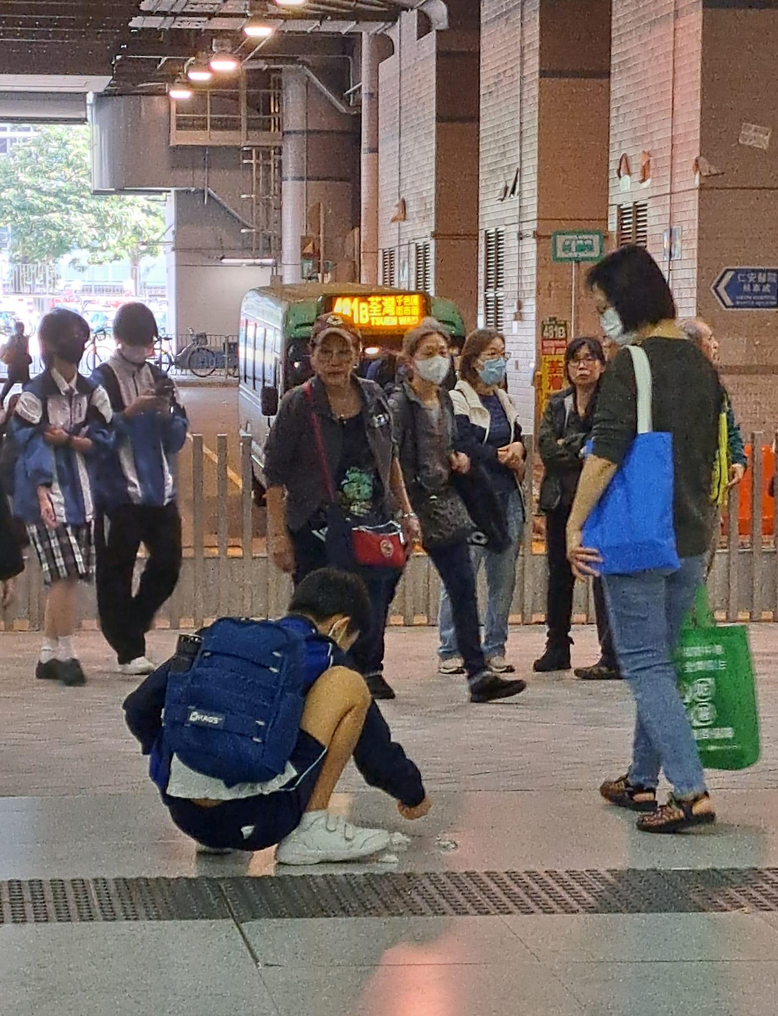 沙田一名街坊近日在小巴站目睹一名小學生不慎倒瀉水後,旁邊同學立即用紙巾抹乾地下,以免他人因而滑倒。(Go Go Shatin facebook群組)