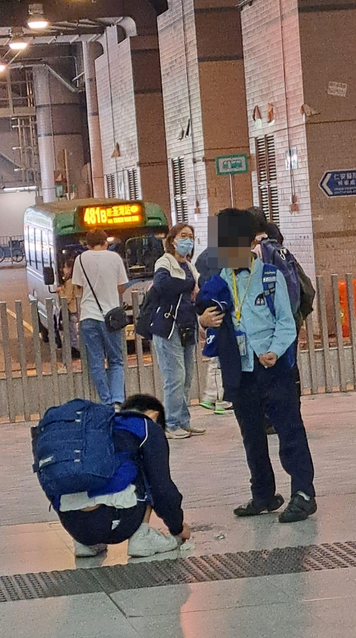 沙田一名街坊近日在小巴站目睹一名小學生不慎倒瀉水後,旁邊同學立即用紙巾抹乾地下,以免他人因而滑倒。(Go Go Shatin facebook群組)