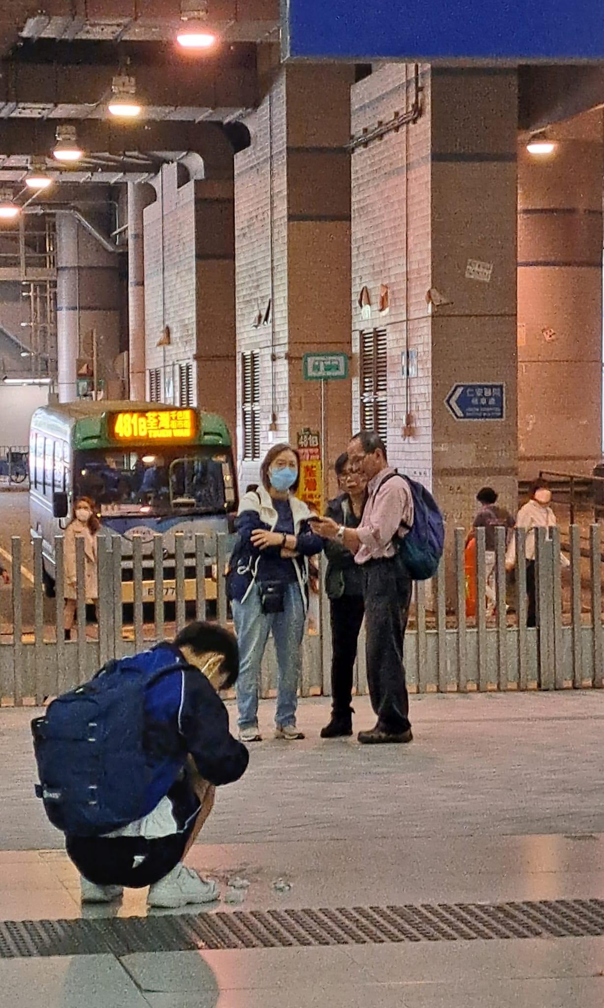 沙田一名街坊近日在小巴站目睹一名小學生不慎倒瀉水後,旁邊同學立即用紙巾抹乾地下,以免他人因而滑倒。(Go Go Shatin facebook群組)