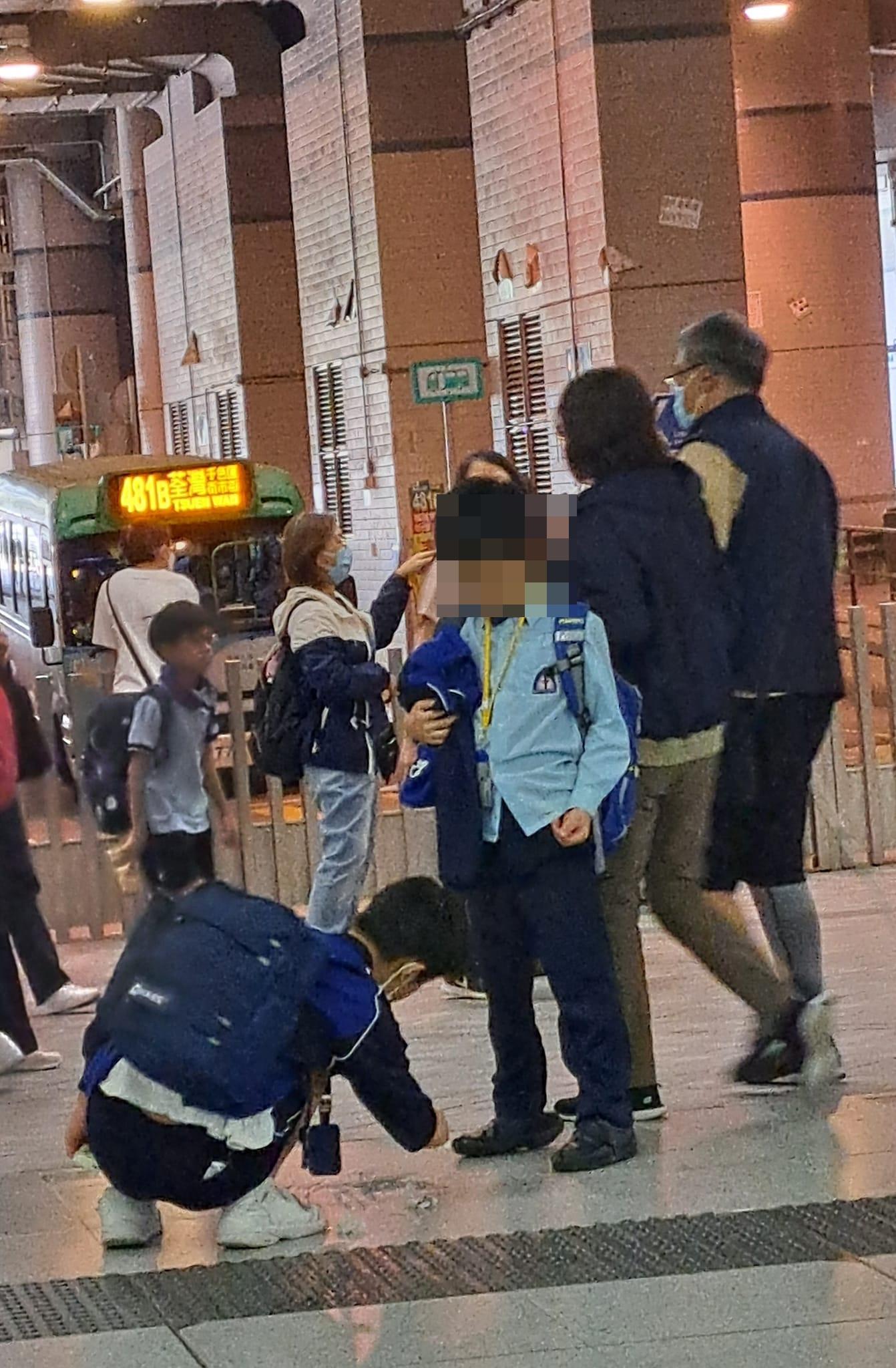 沙田一名街坊近日在小巴站目睹一名小學生不慎倒瀉水後,旁邊同學立即用紙巾抹乾地下,以免他人因而滑倒。(Go Go Shatin facebook群組)