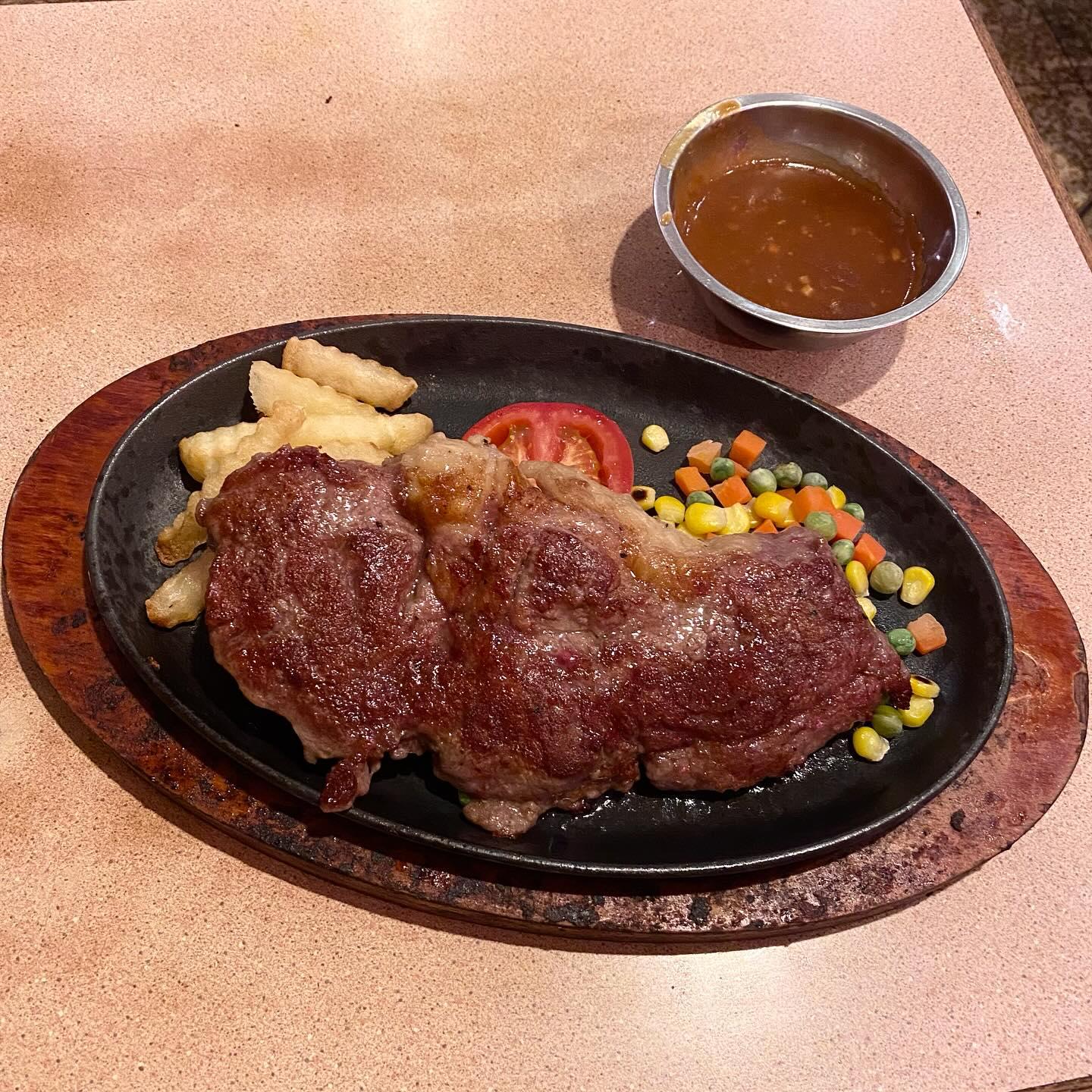 在土瓜灣經營40多年的「平民扒房」哥登堡餐廳,近日突然在門外貼出「最後一次聖誕大餐」海報,指租約期滿,告別土瓜灣,多謝街坊40多年來的支持(FACEBOOK圖片)