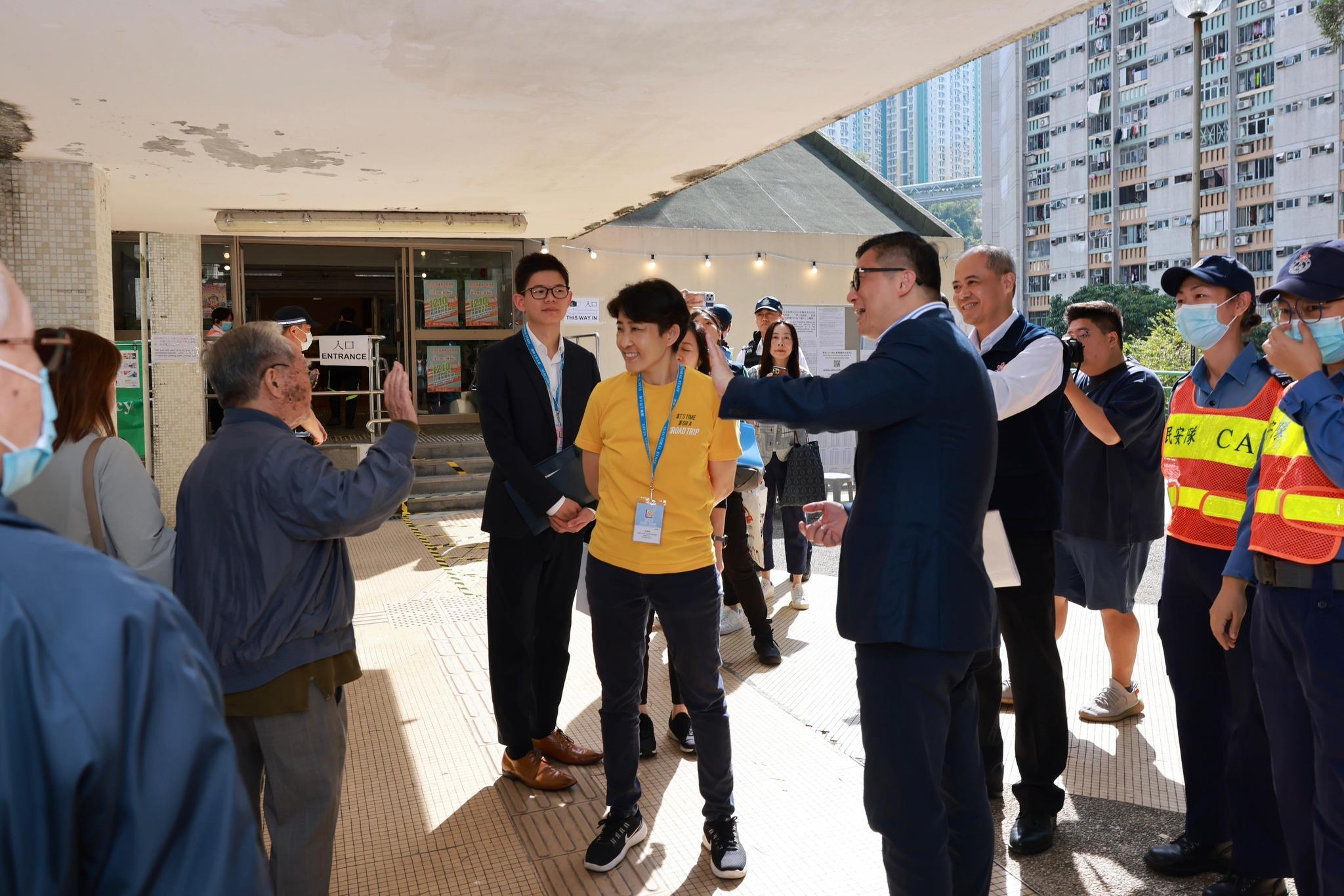 區議會選舉2023|律部隊動員 鄧炳強:重要日子從不缺席 (@fb鄧炳強 Tang Ping Keung圖片)