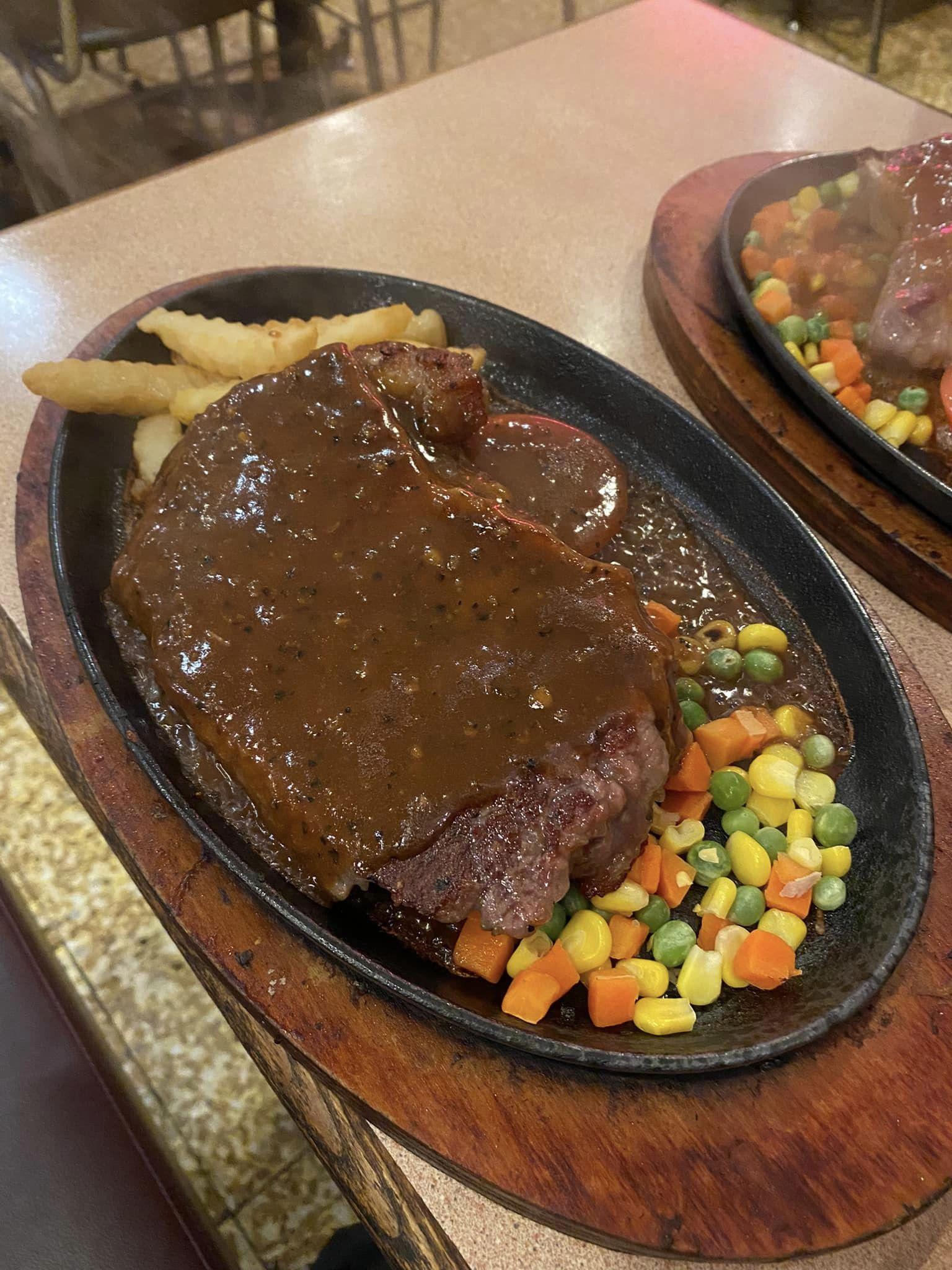 在土瓜灣經營40多年的「平民扒房」哥登堡餐廳,近日突然在門外貼出「最後一次聖誕大餐」海報,指租約期滿,告別土瓜灣,多謝街坊40多年來的支持(FACEBOOK圖片)