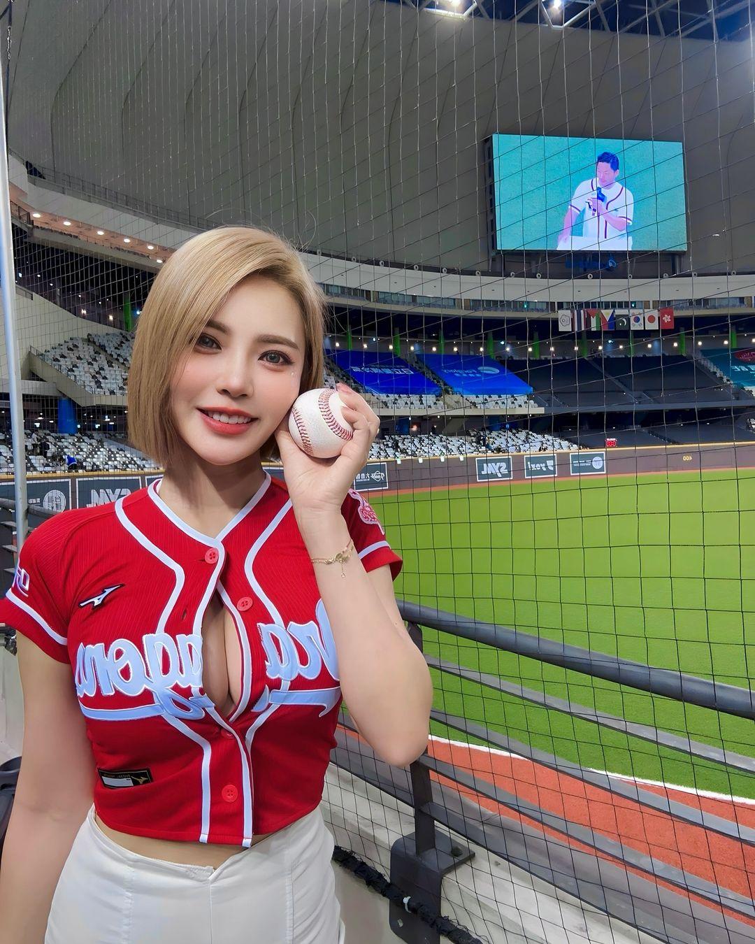 台灣棒球網紅肝連妹太投入睇棒球,意外爆紅(肝連妹IG)