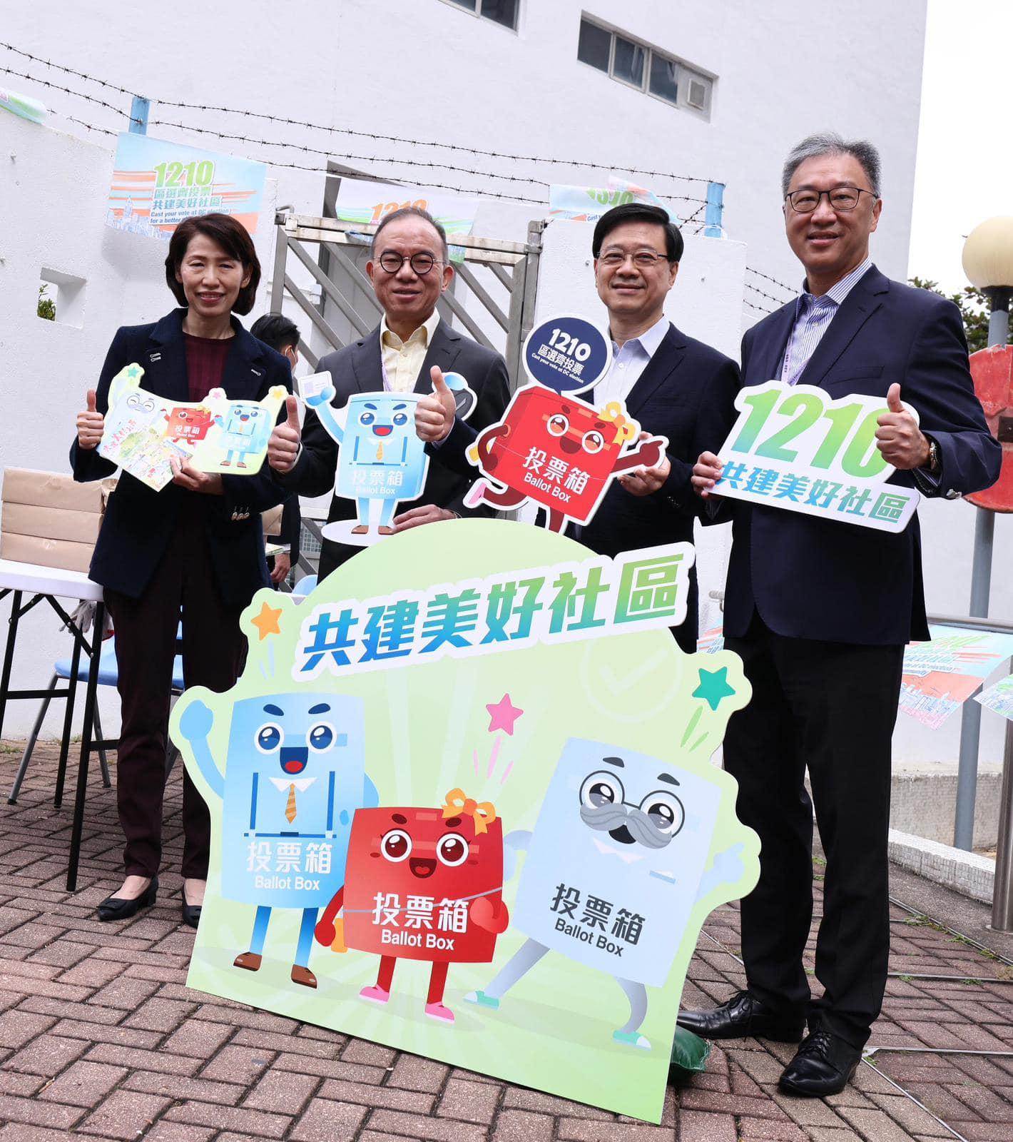 區議會選舉2023|李家超巡視杏花邨票站 指對票站運作暢順充滿信心