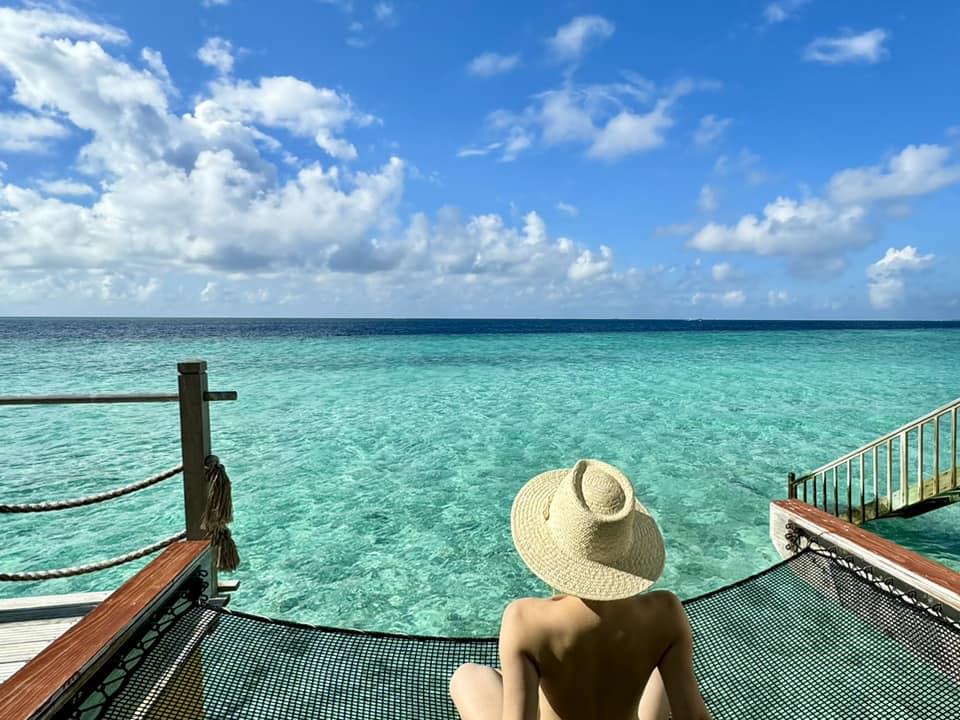 鄭家純身在馬爾代夫,半裸享受當地陽光。