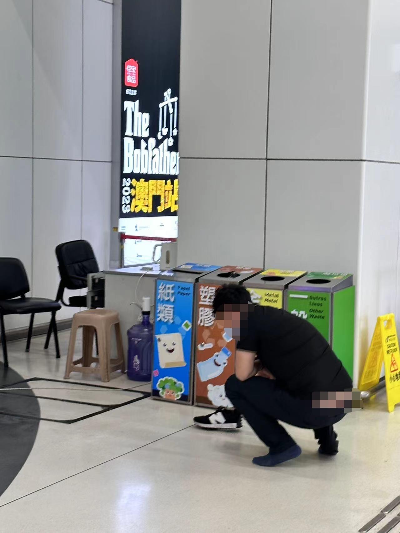 事件最早由一名網民於facebook群組「澳門高登起底組」揭發,他指與太太深夜搭乘香港返澳門的WF9736金巴,「短短45分鐘車程,經歷人生一次恐懼嘅經歷」,「一邊坐一邊有嘢咬我同我太太,一落車已經發現成隻鞋都有蟲」。