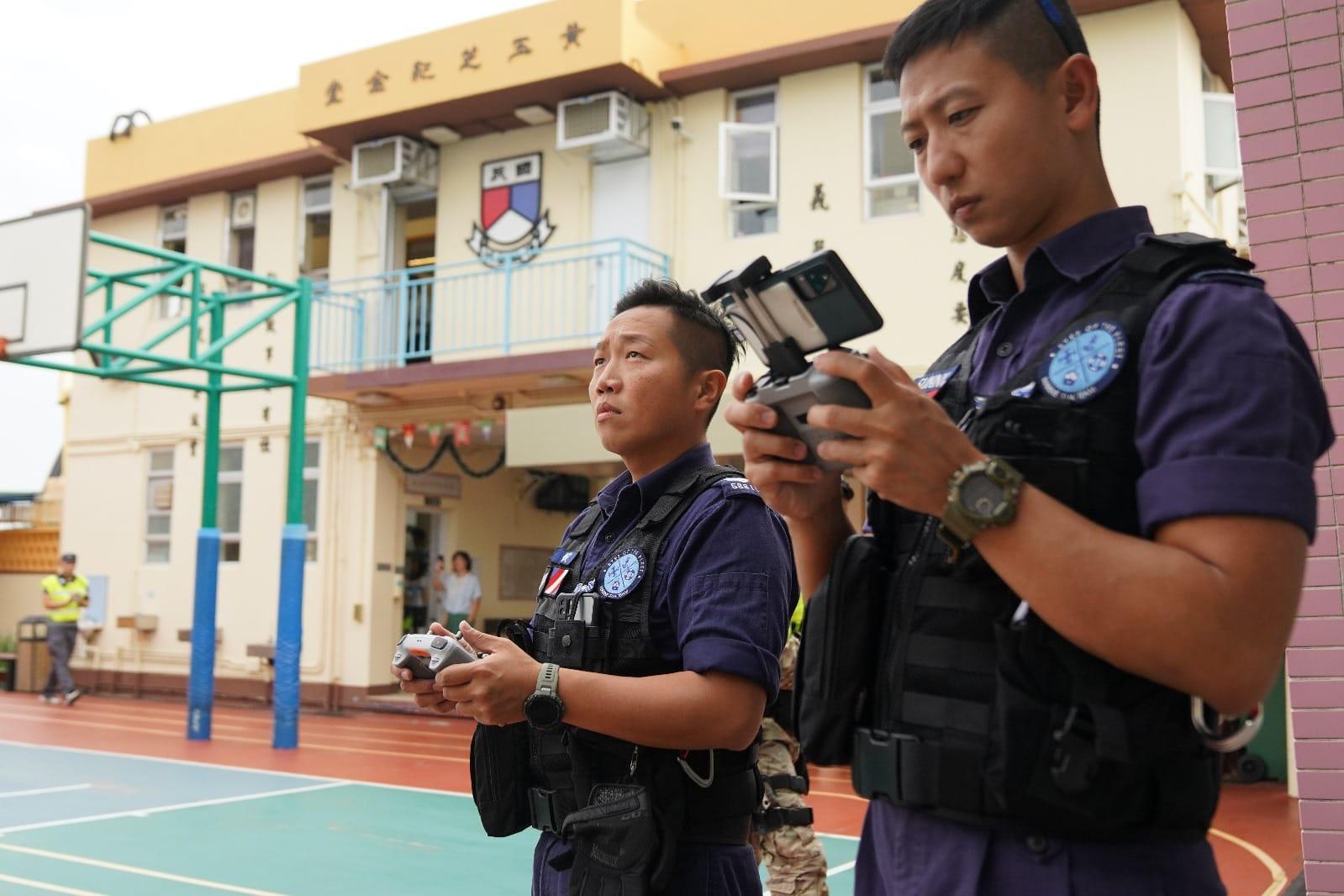 水警總區在社交平台表示,周四(12月14日)在離島舉行代號「快刀」的校園反恐演習,動員超過140名人員,並邀請到長洲國民學校師生一同參與