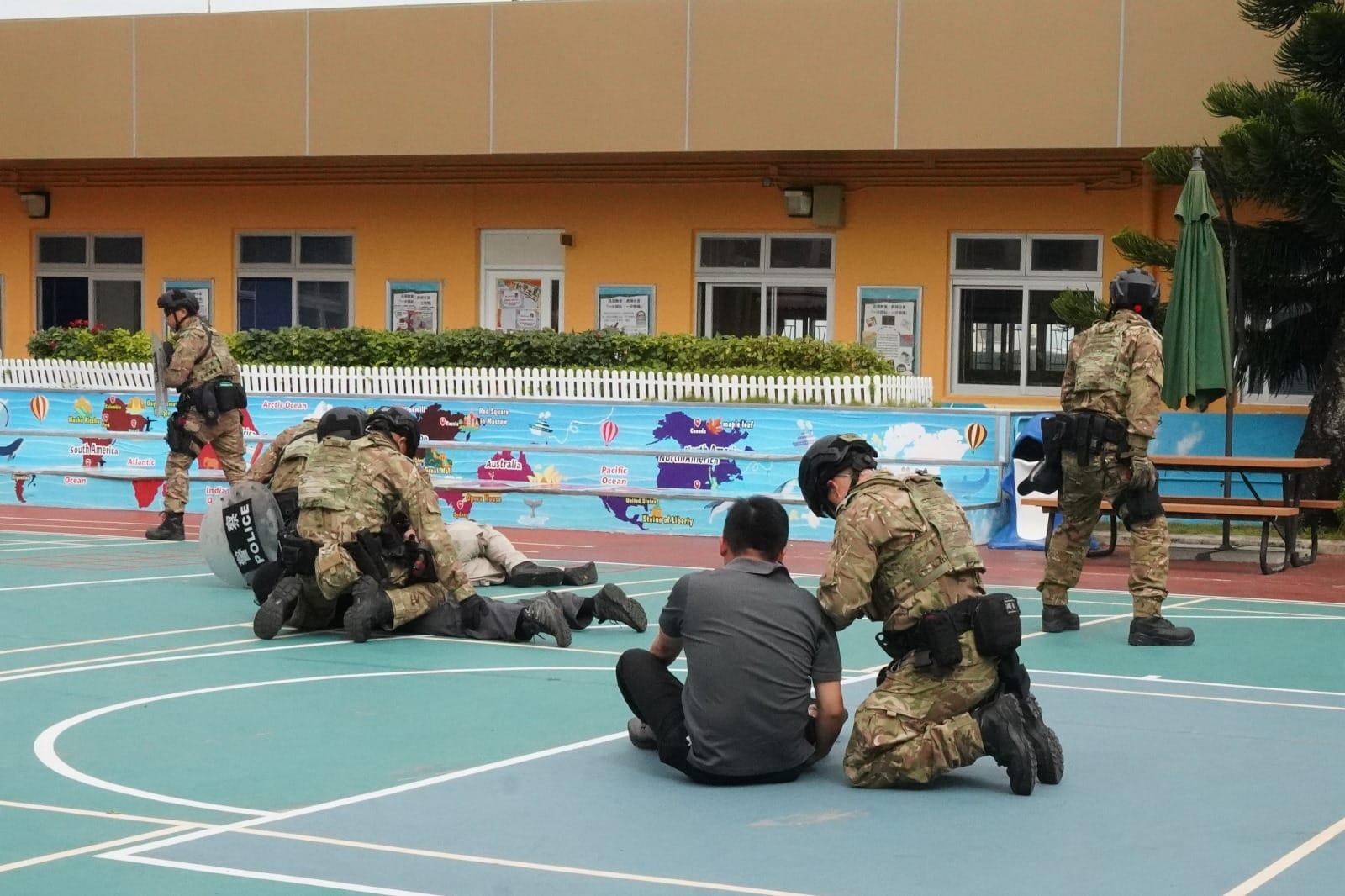 水警總區在社交平台表示,周四(12月14日)在離島舉行代號「快刀」的校園反恐演習,動員超過140名人員,並邀請到長洲國民學校師生一同參與