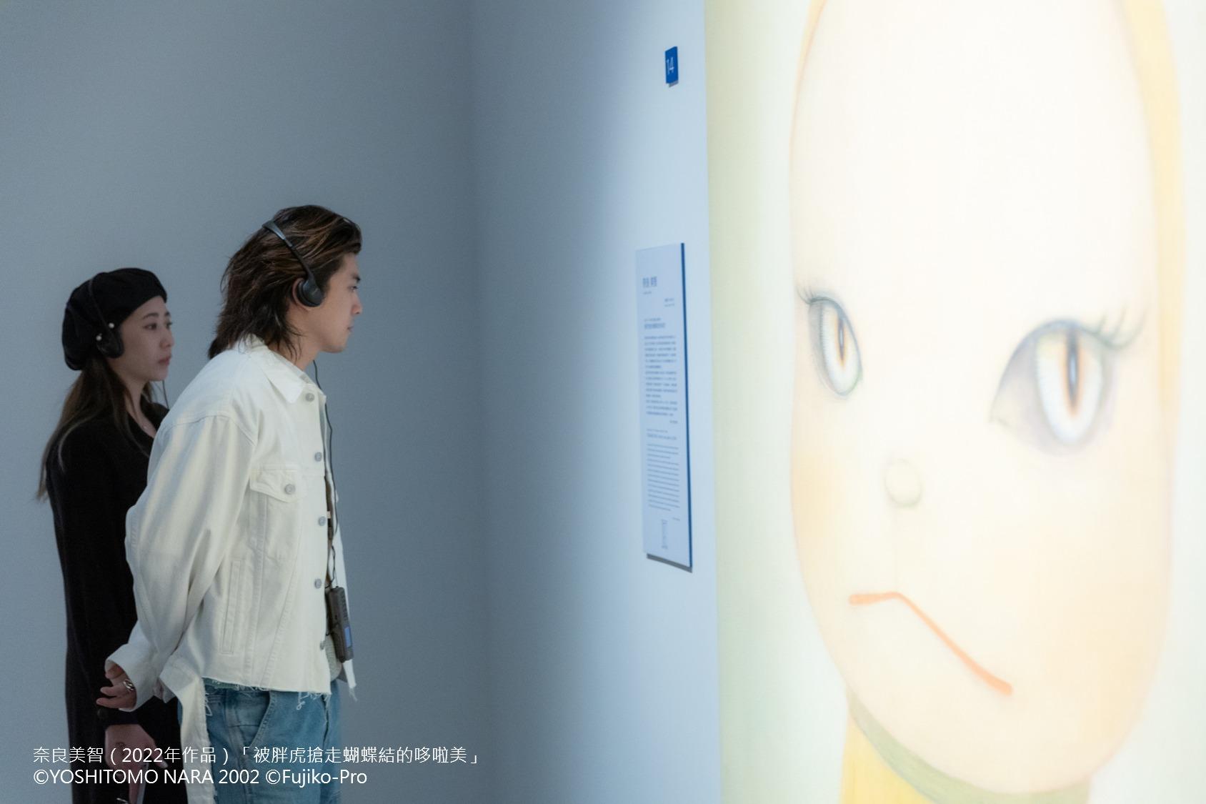 奈良美智《依然被胖虎搶走蝴蝶結的多啦美》