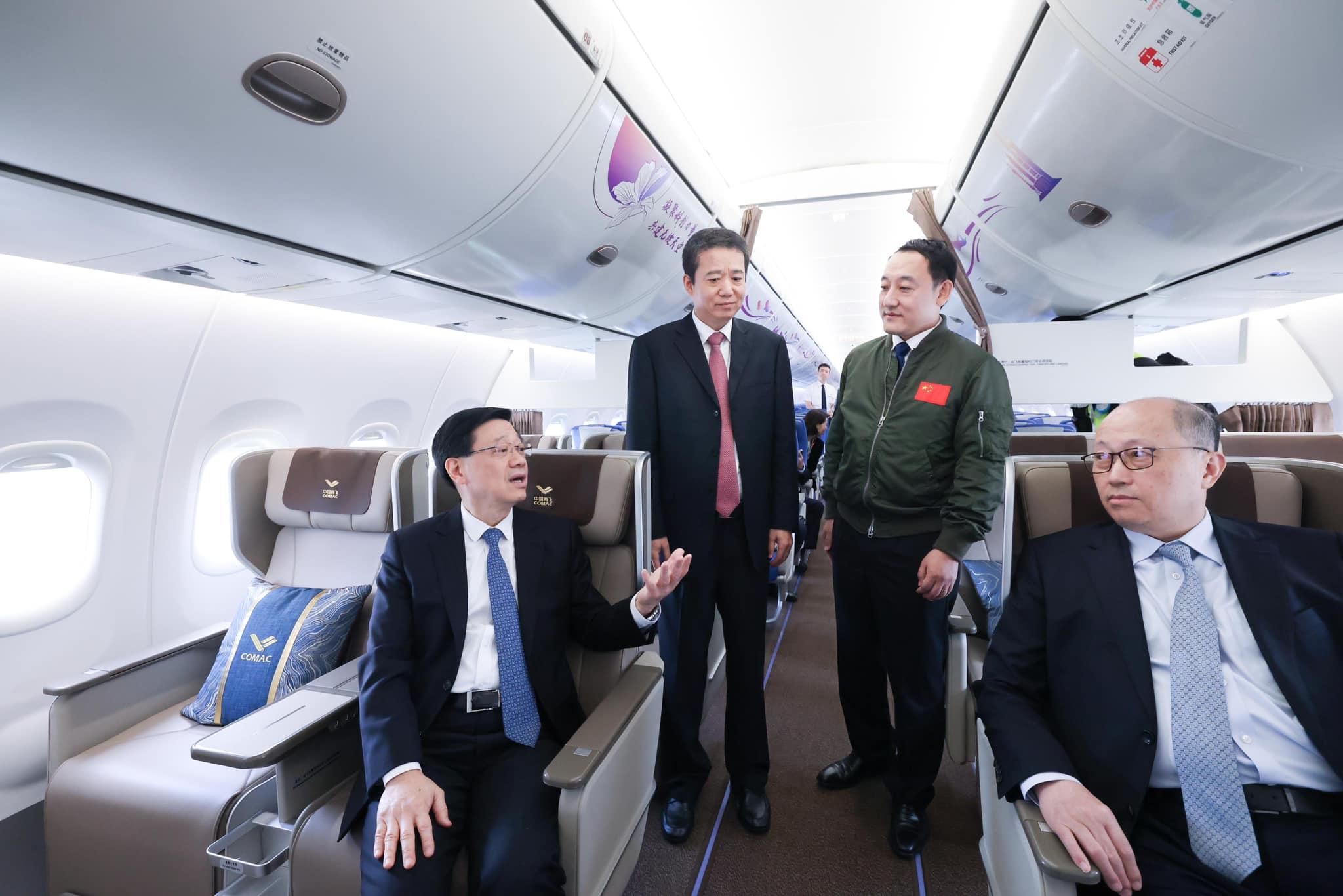 國產飛機C919和ARJ21首次訪港 李家超:體現國家重視香港航空業