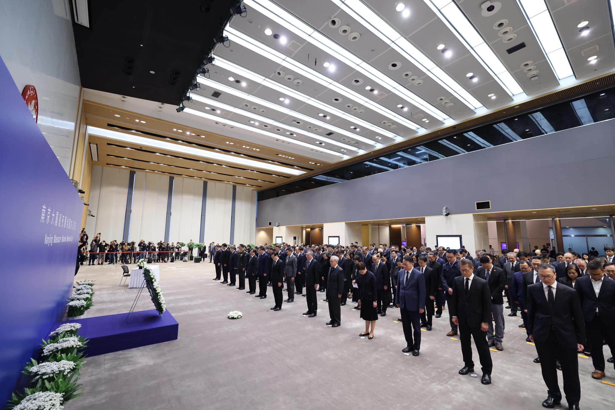 政府總部舉行「南京大屠殺死難者國家公祭日」儀式,包括前行政長官林鄭月娥及曾蔭權等出席悼念。