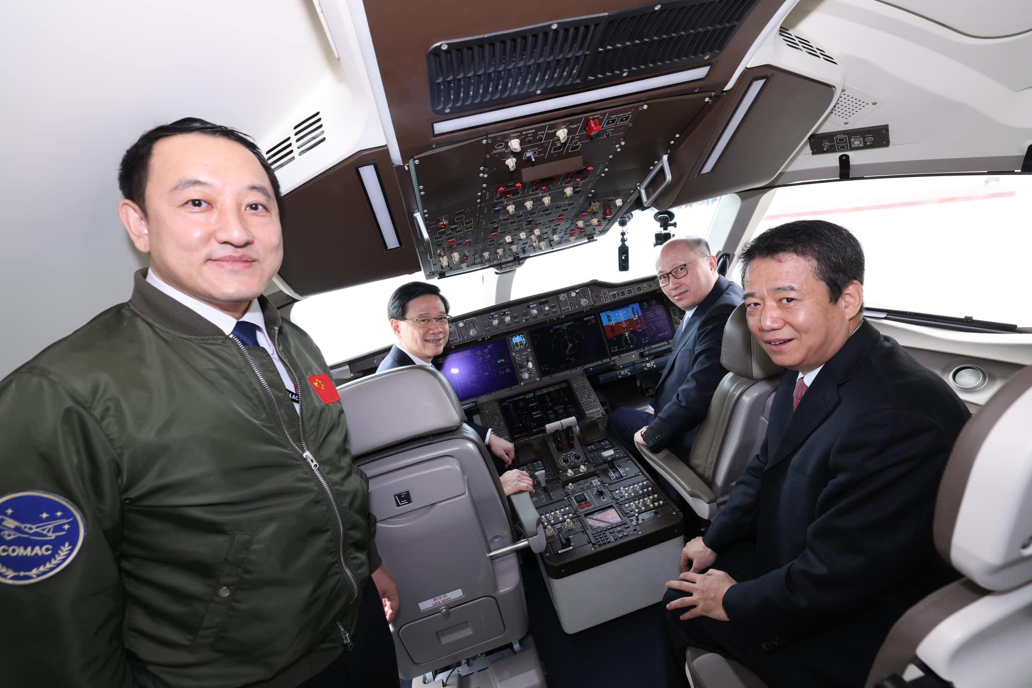 國產飛機C919和ARJ21首次訪港 李家超:體現國家重視香港航空業