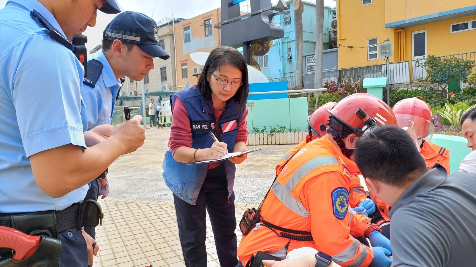 水警總區在社交平台表示,周四(12月14日)在離島舉行代號「快刀」的校園反恐演習,動員超過140名人員,並邀請到長洲國民學校師生一同參與