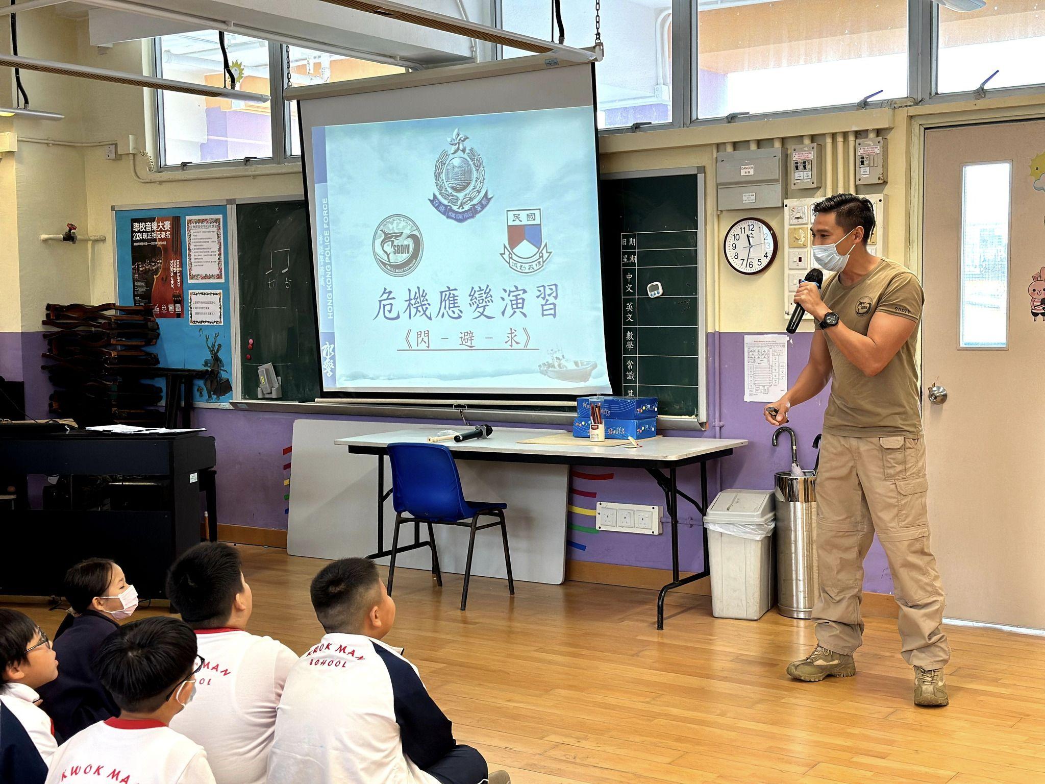 水警總區在社交平台表示,周四(12月14日)在離島舉行代號「快刀」的校園反恐演習,動員超過140名人員,並邀請到長洲國民學校師生一同參與