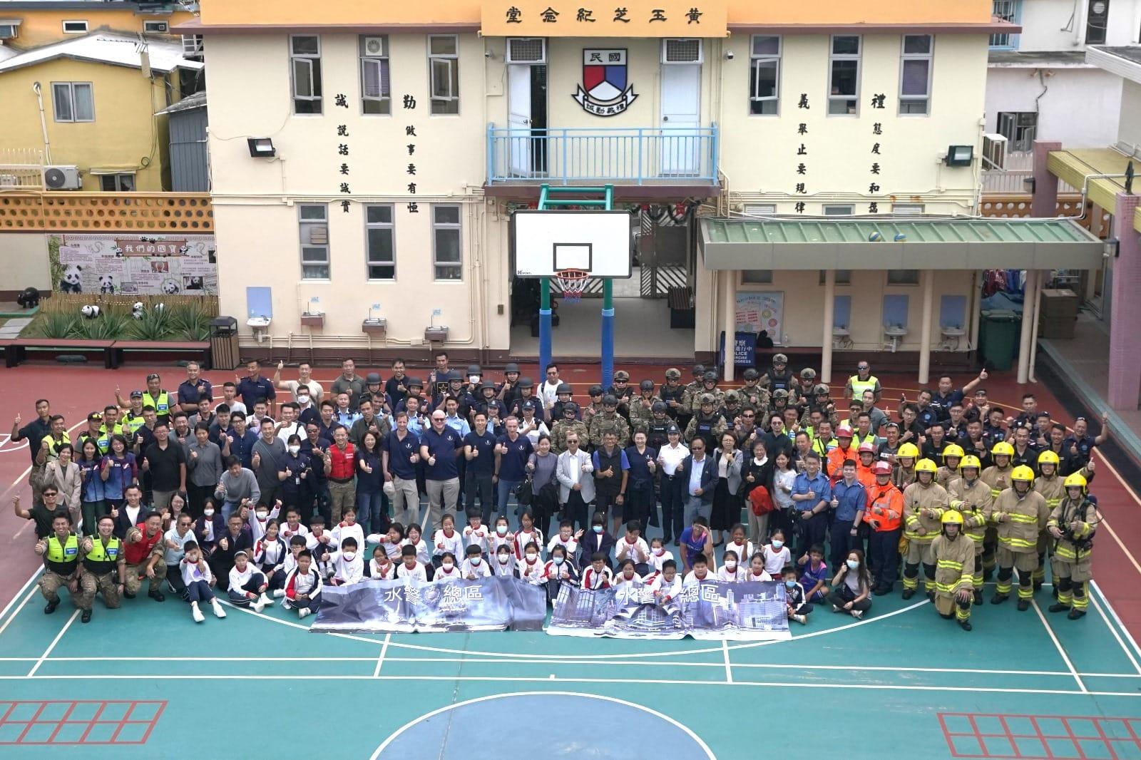 水警總區在社交平台表示,周四(12月14日)在離島舉行代號「快刀」的校園反恐演習,動員超過140名人員,並邀請到長洲國民學校師生一同參與