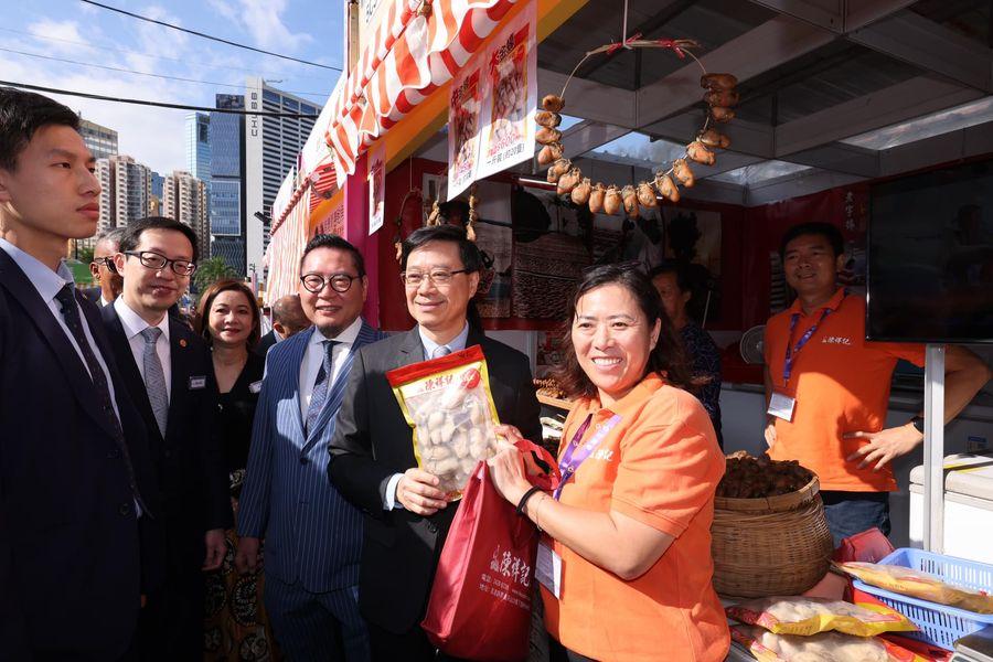 李家超買了新疆紙皮烤核桃等,總共消費超過3,400元。(李家超fb圖)