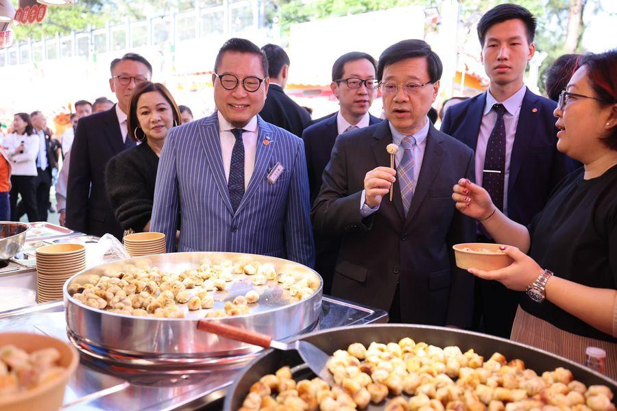 李家超在場內品嚐小食。(李家超fb圖)