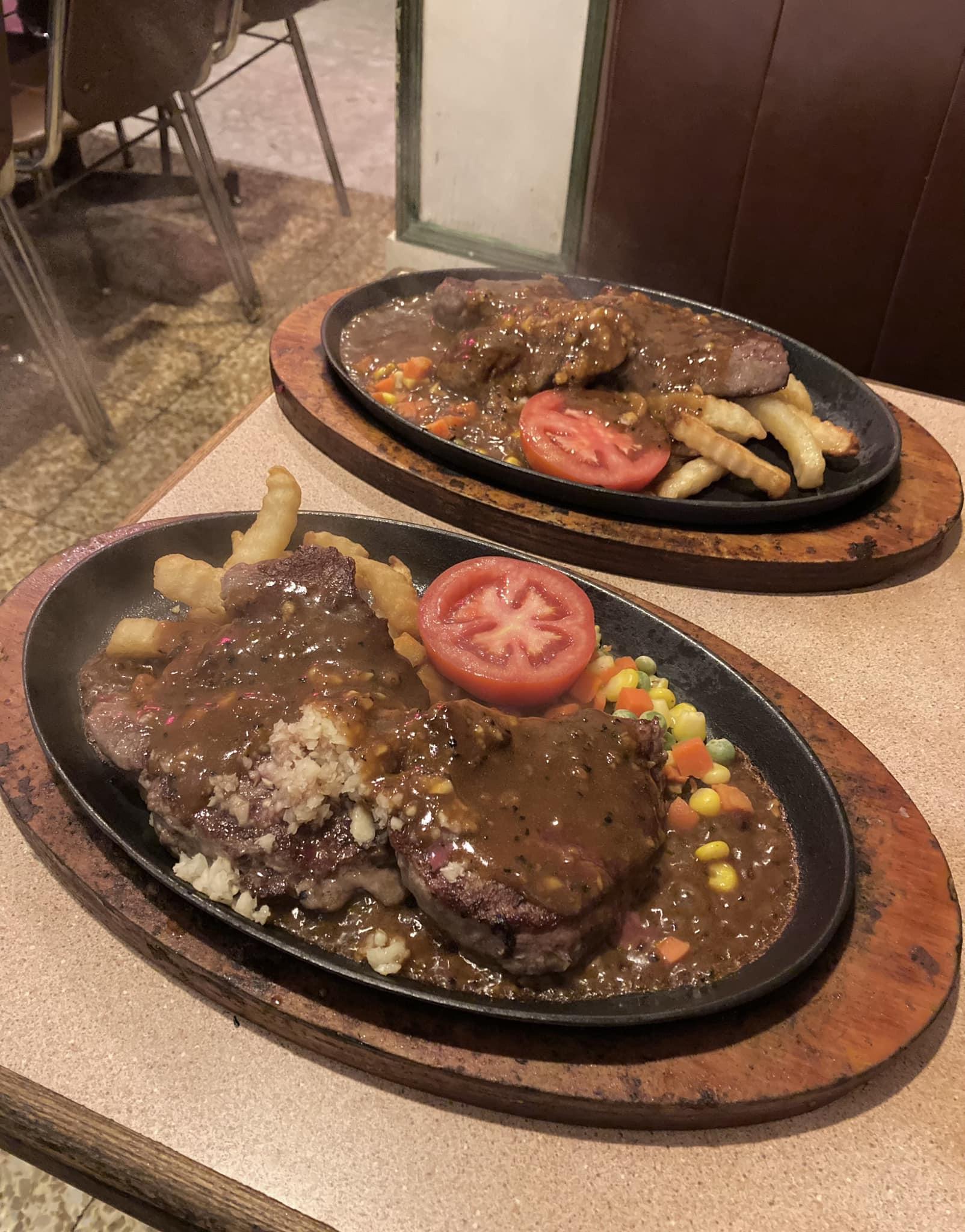 在土瓜灣經營40多年的「平民扒房」哥登堡餐廳,近日突然在門外貼出「最後一次聖誕大餐」海報,指租約期滿,告別土瓜灣,多謝街坊40多年來的支持(FACEBOOK圖片)