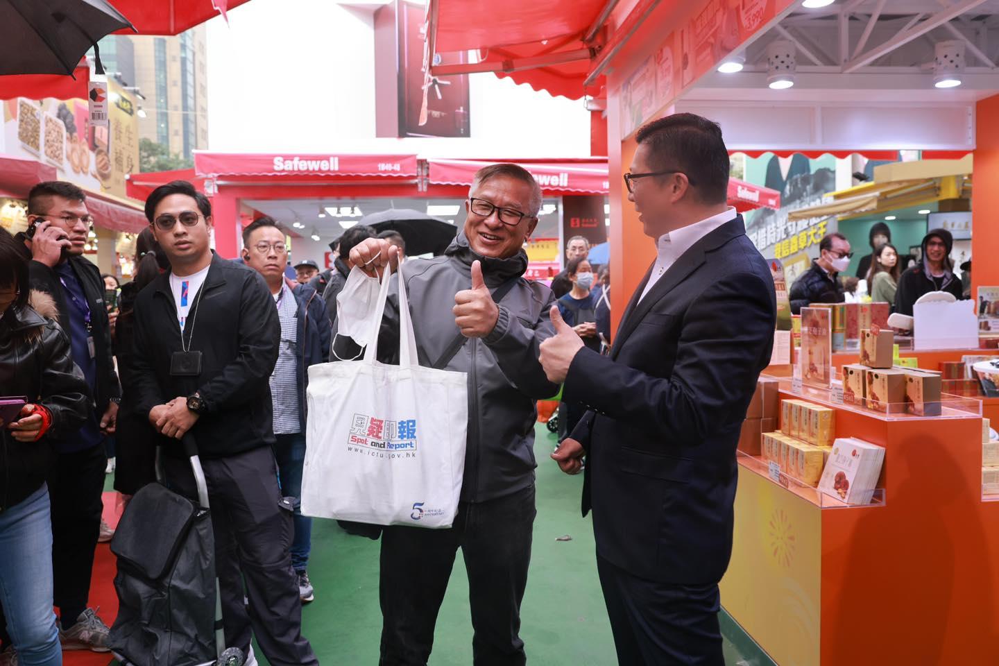 鄧炳強現身工展會 買蛋撻慰勞執勤同事 (@fb鄧炳強 Tang Ping Keung圖片)