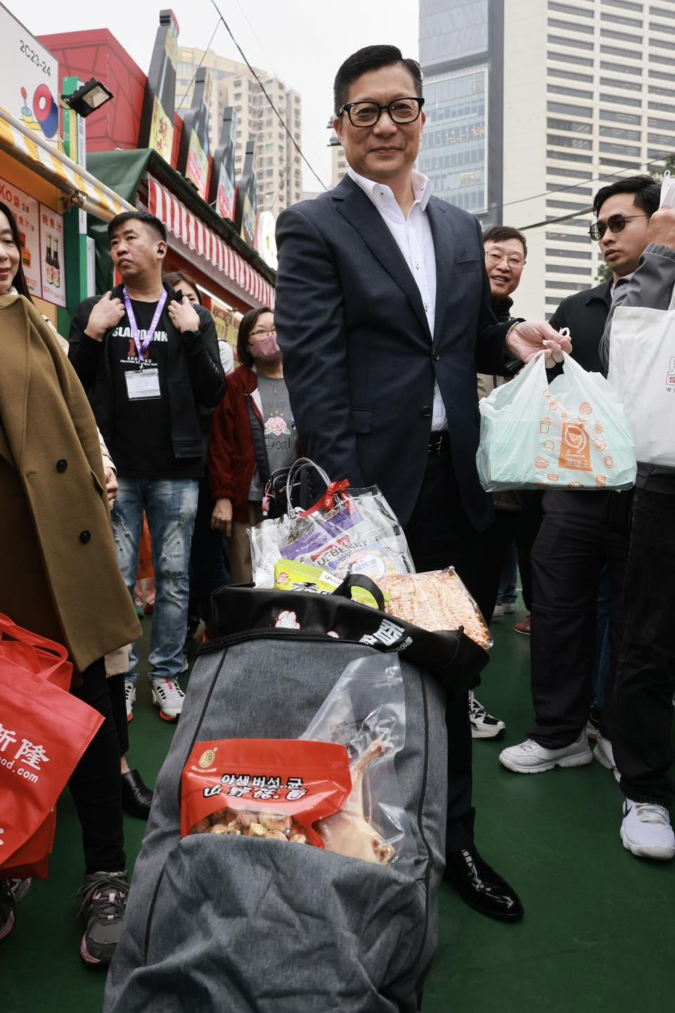 鄧炳強現身工展會 買蛋撻慰勞執勤同事 (@fb鄧炳強 Tang Ping Keung圖片)