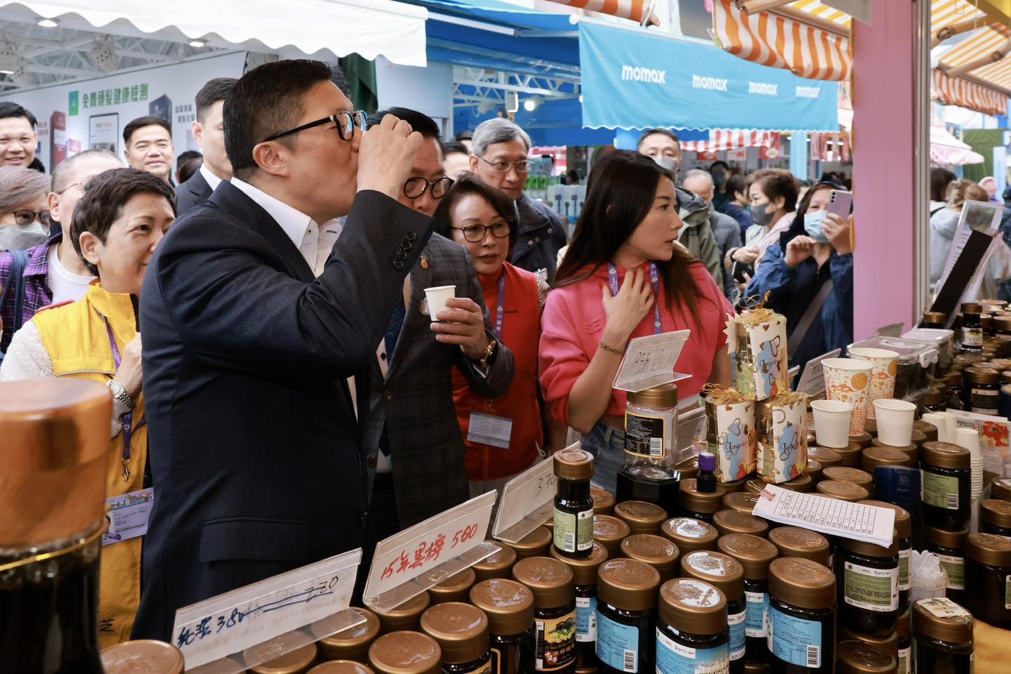 鄧炳強現身工展會 買蛋撻慰勞執勤同事 (@fb鄧炳強 Tang Ping Keung圖片)