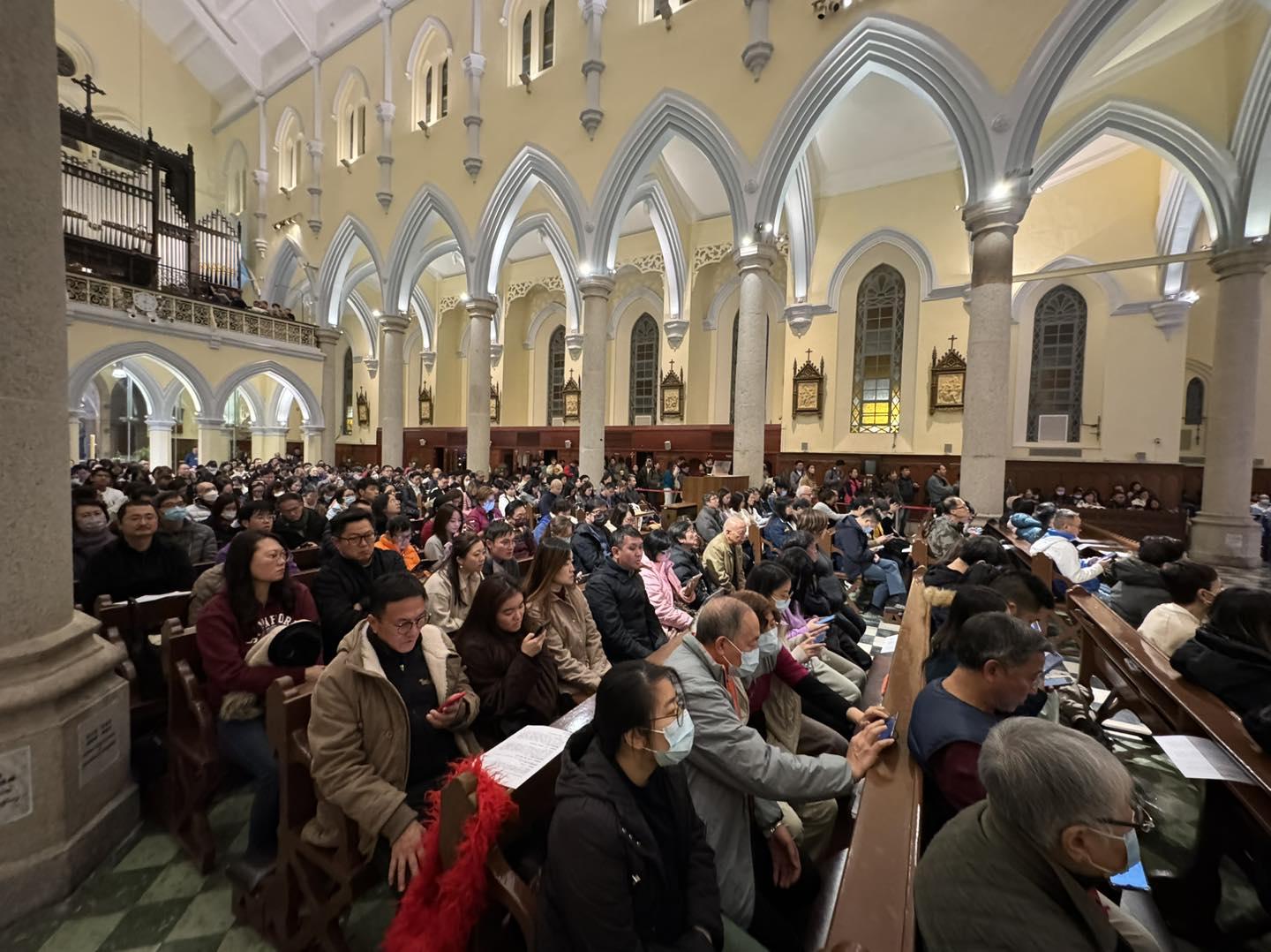 天主教香港教區主教周守仁在半山堅道的聖母無原罪主教座堂主持子夜彌撒(天主教聖母無原罪主教座堂fb)