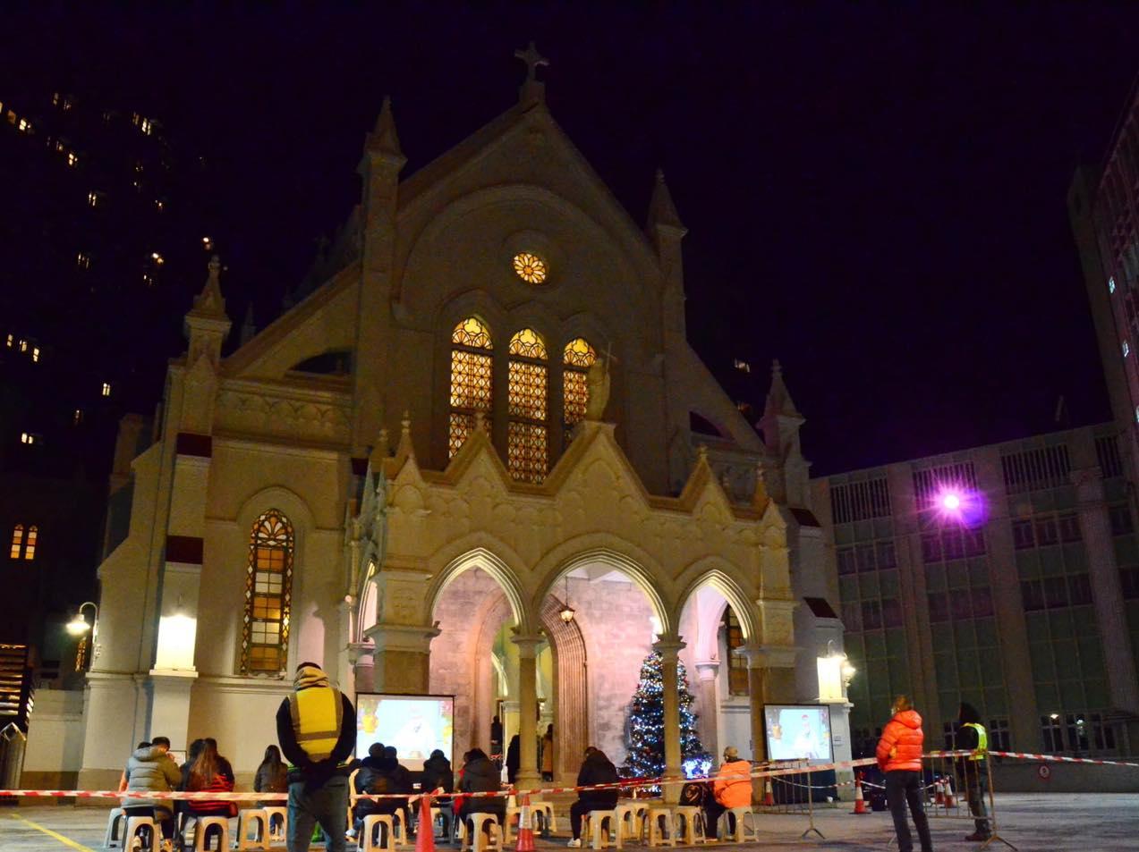 天主教香港教區主教周守仁在半山堅道的聖母無原罪主教座堂主持子夜彌撒(天主教聖母無原罪主教座堂fb)