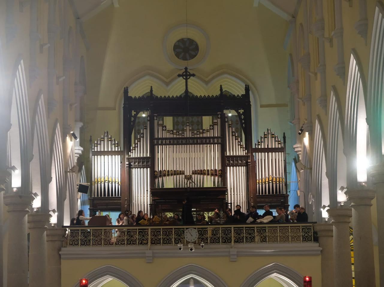 天主教香港教區主教周守仁在半山堅道的聖母無原罪主教座堂主持子夜彌撒(天主教聖母無原罪主教座堂fb)
