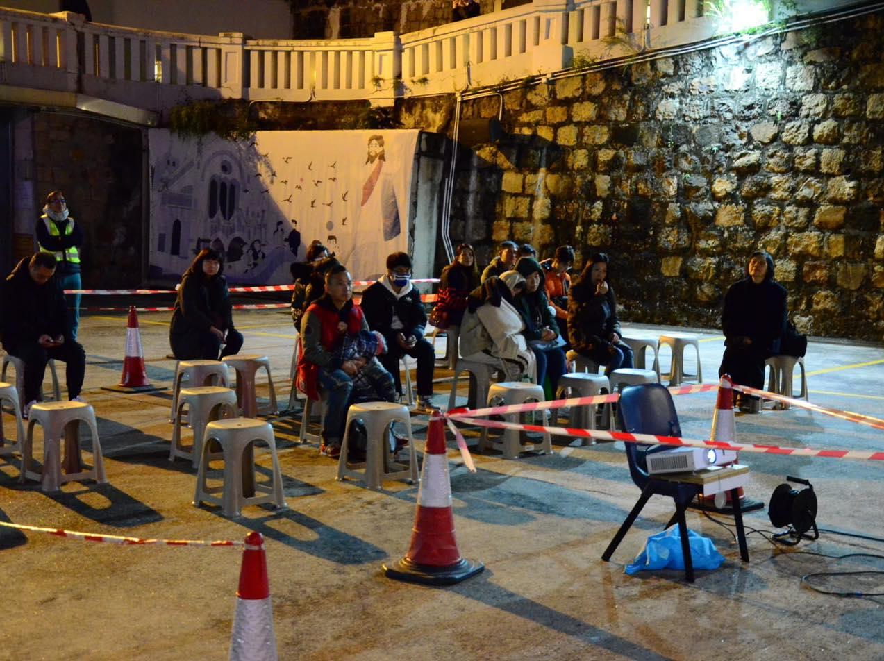 天主教香港教區主教周守仁在半山堅道的聖母無原罪主教座堂主持子夜彌撒(天主教聖母無原罪主教座堂fb)