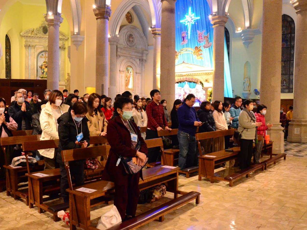 天主教香港教區主教周守仁在半山堅道的聖母無原罪主教座堂主持子夜彌撒(天主教聖母無原罪主教座堂fb)