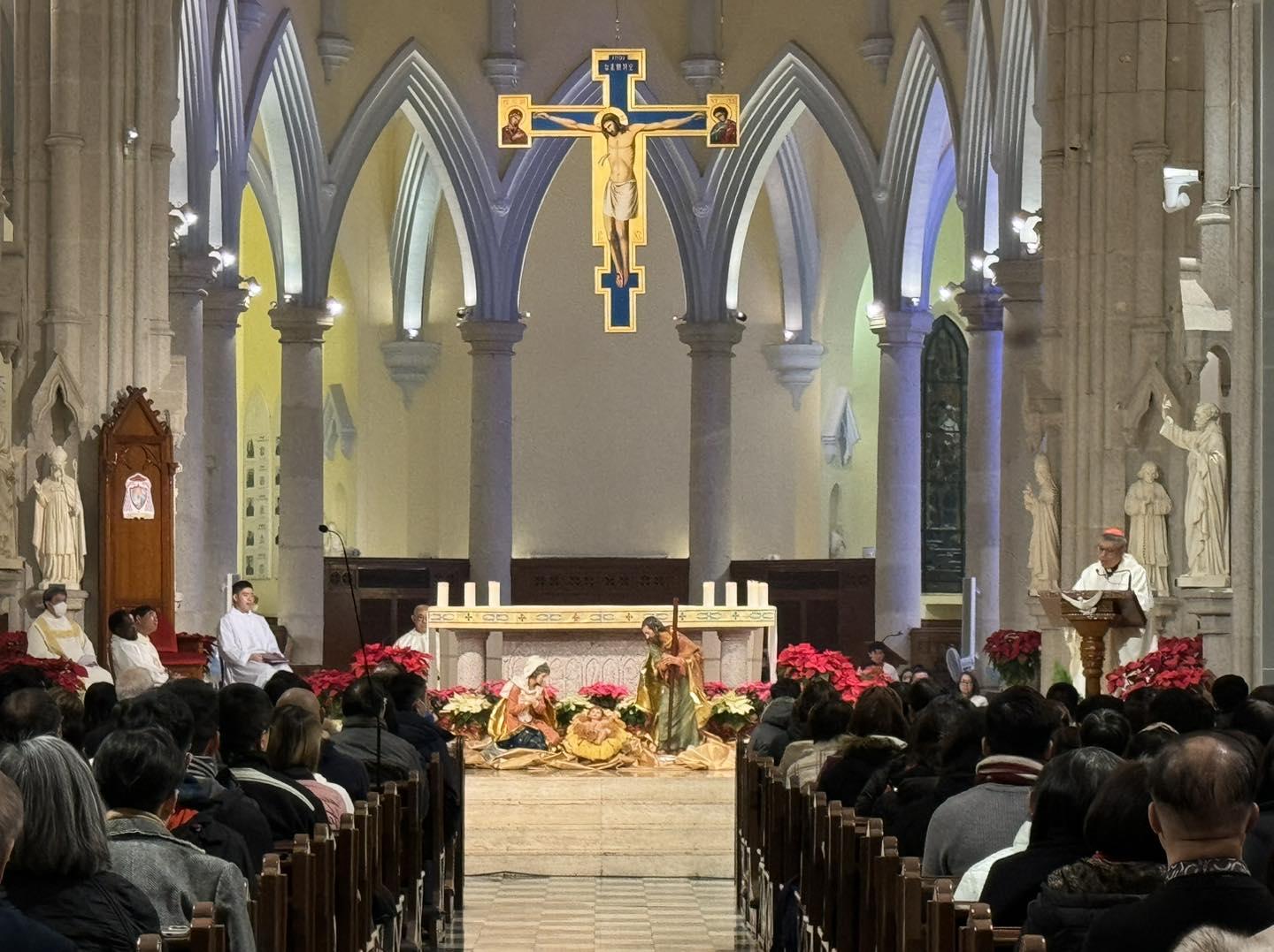 天主教香港教區主教周守仁在半山堅道的聖母無原罪主教座堂主持子夜彌撒(天主教聖母無原罪主教座堂fb)