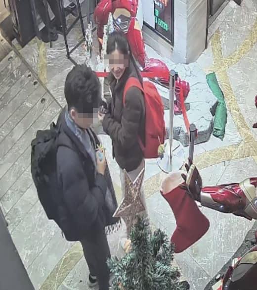 一對男女周六(23日)聖誕假期於大埔廣場一間燒烤放題餐廳晚膳離開期間,閉路電視拍得男方涉順手牽羊偷走一個小朋友送給放在店內的《鐵甲奇俠》機械人模型的聖誕禮物公仔。店方於facebook專頁公開二人樣貌及作案照片