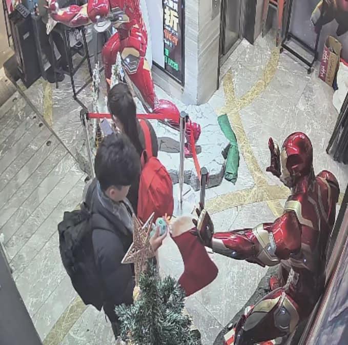 一對男女周六(23日)聖誕假期於大埔廣場一間燒烤放題餐廳晚膳離開期間,閉路電視拍得男方涉順手牽羊偷走一個小朋友送給放在店內的《鐵甲奇俠》機械人模型的聖誕禮物公仔。店方於facebook專頁公開二人樣貌及作案照片