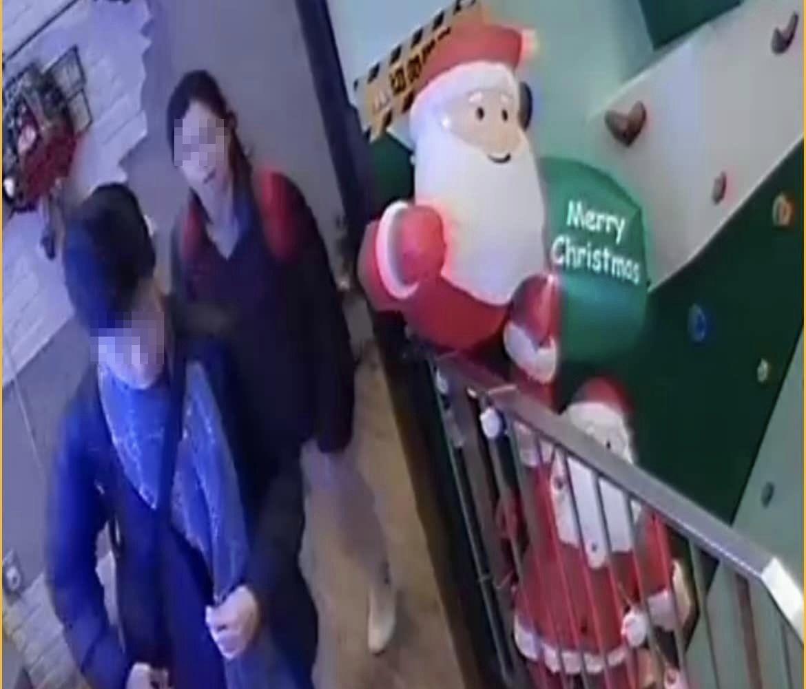一對男女周六(23日)聖誕假期於大埔廣場一間燒烤放題餐廳晚膳離開期間,閉路電視拍得男方涉順手牽羊偷走一個小朋友送給放在店內的《鐵甲奇俠》機械人模型的聖誕禮物公仔。店方於facebook專頁公開二人樣貌及作案照片