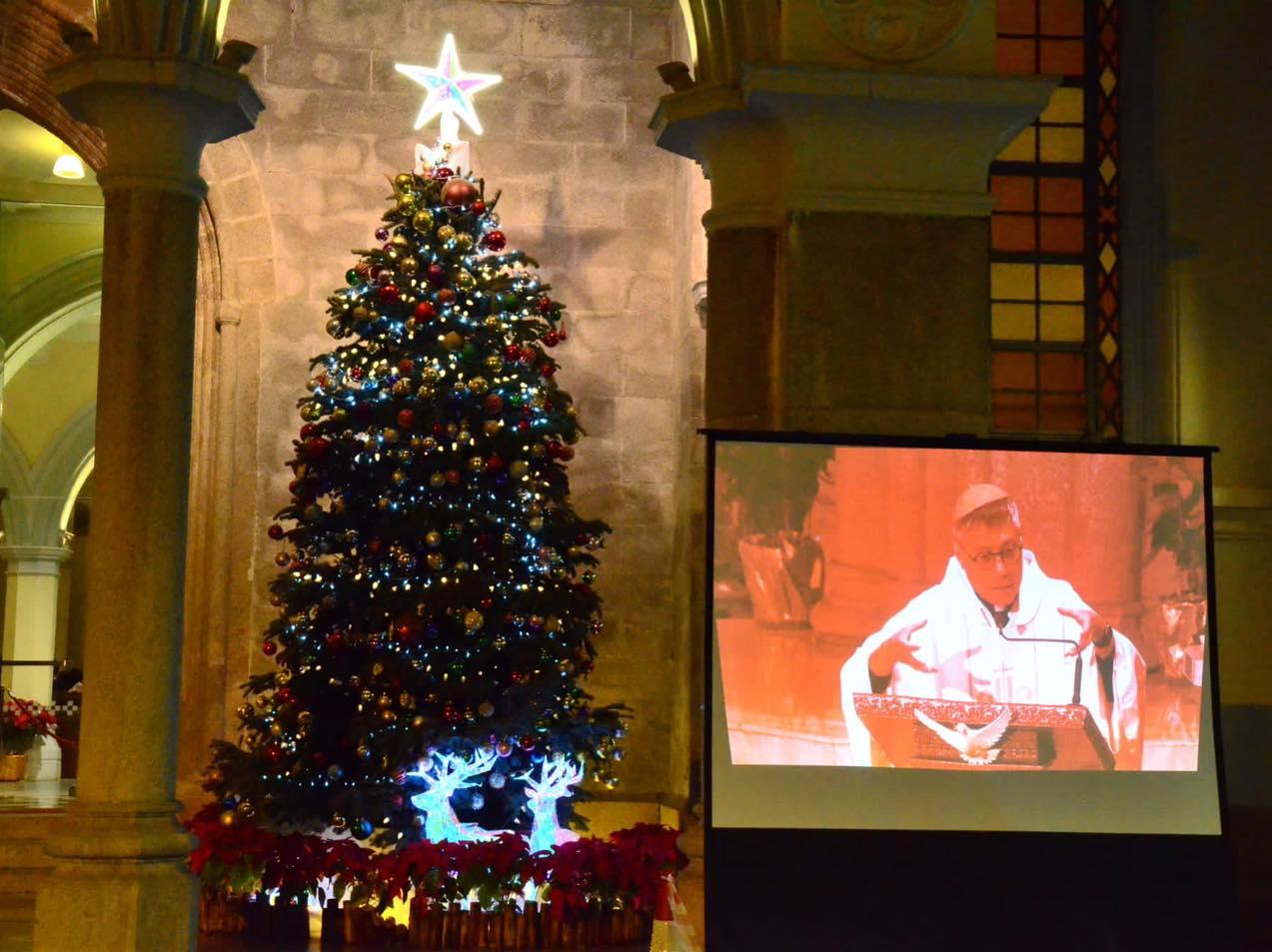 天主教香港教區主教周守仁在半山堅道的聖母無原罪主教座堂主持子夜彌撒(天主教聖母無原罪主教座堂fb)
