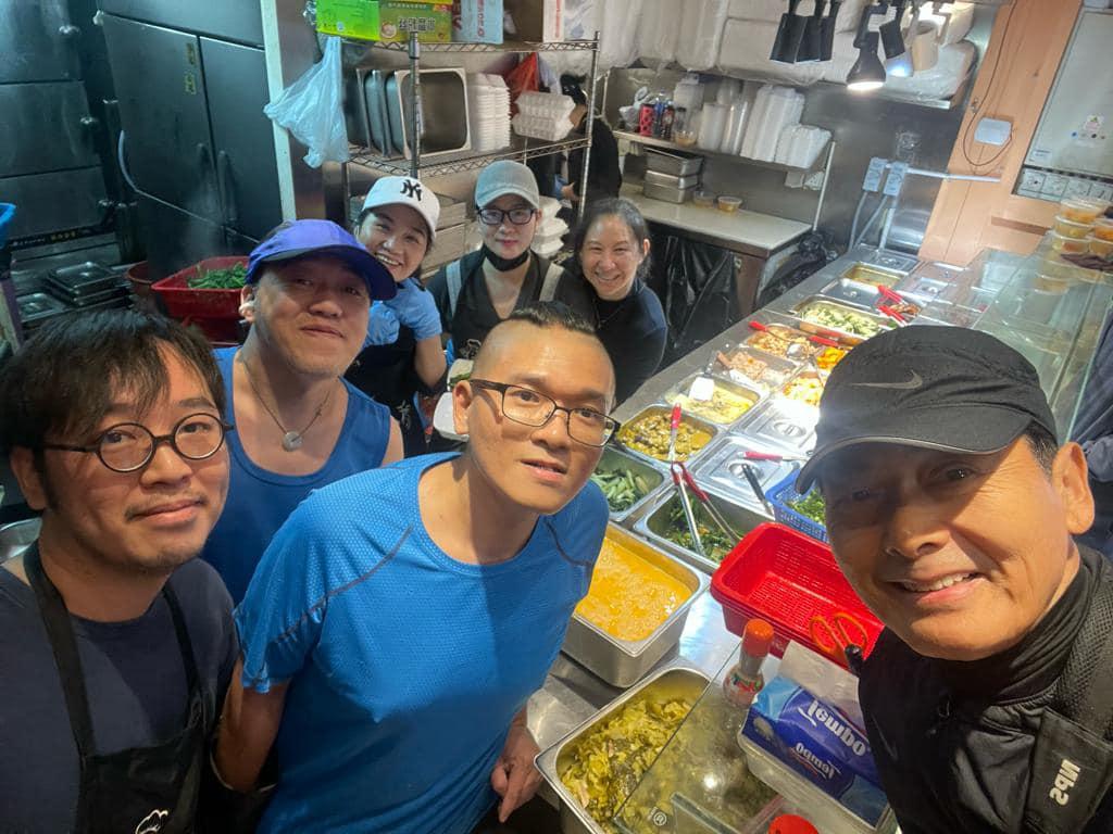 有網民今日(29日)於社交平台Facebook群組「香港兩餸飯關注組」發文,稱在上環一間兩餸飯店「野生捕獲發哥!發哥都去食上環添飯餸呀!」