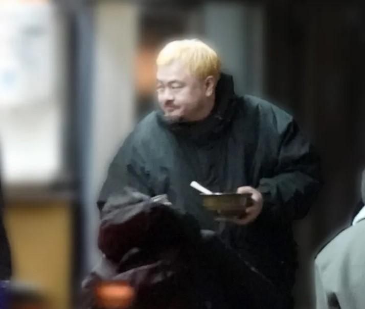 姦夫鳥羽周作被爆搬離與家人同住的寓所,在附近租屋獨自生活。