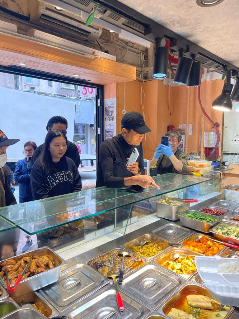 有網民今日(29日)於社交平台Facebook群組「香港兩餸飯關注組」發文,稱在上環一間兩餸飯店「野生捕獲發哥!發哥都去食上環添飯餸呀!」