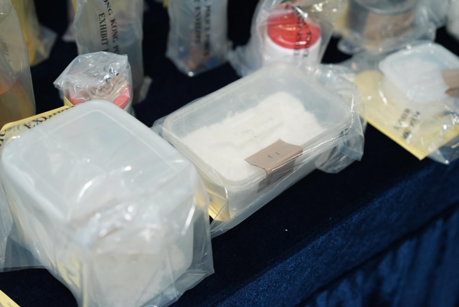 警方展示行動中檢獲疑製造炸藥的原材料及化學物品。