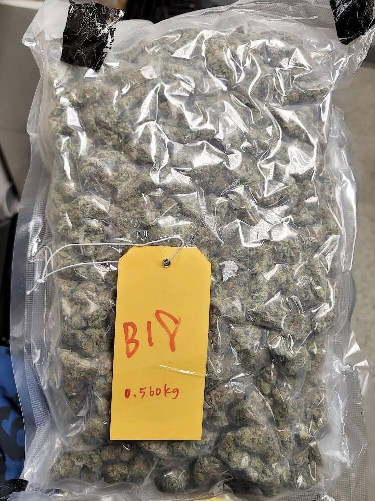 一名香港旅客從加拿大溫哥華搭機,過境台灣桃園機場轉機往香港,過境轉機行李經過X光檢查時,被查獲逾27公斤二級毒品大麻。