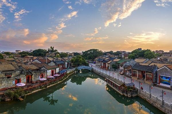 團員需於深圳灣口岸或羅湖口岸集合,乘旅遊巴前往東莞遊,景點包括松山湖八景之首「松湖煙雨」,欣賞落羽杉自然景觀;以及到有「嶺南小麗江」之稱的西溪古村。