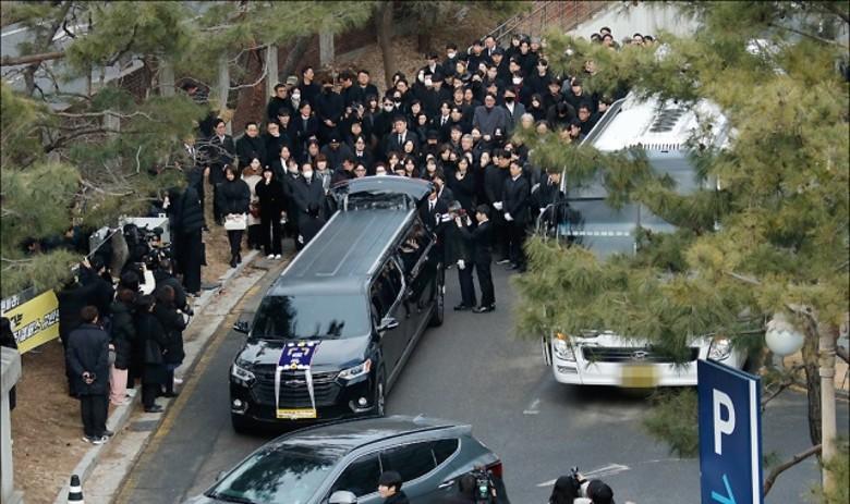 靈車出發前往火葬場。