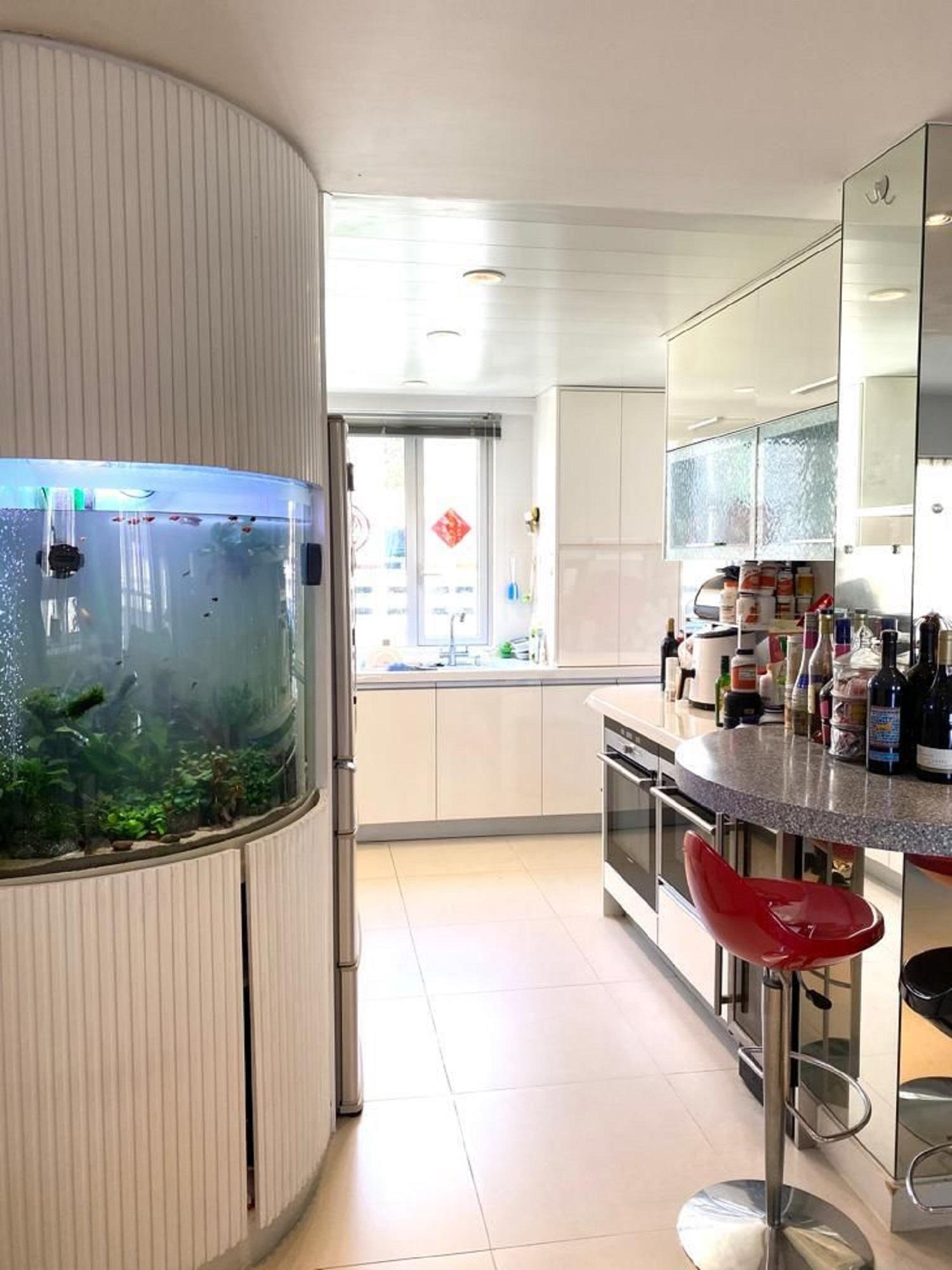 闊大的廚房設有弧形魚缸點綴。