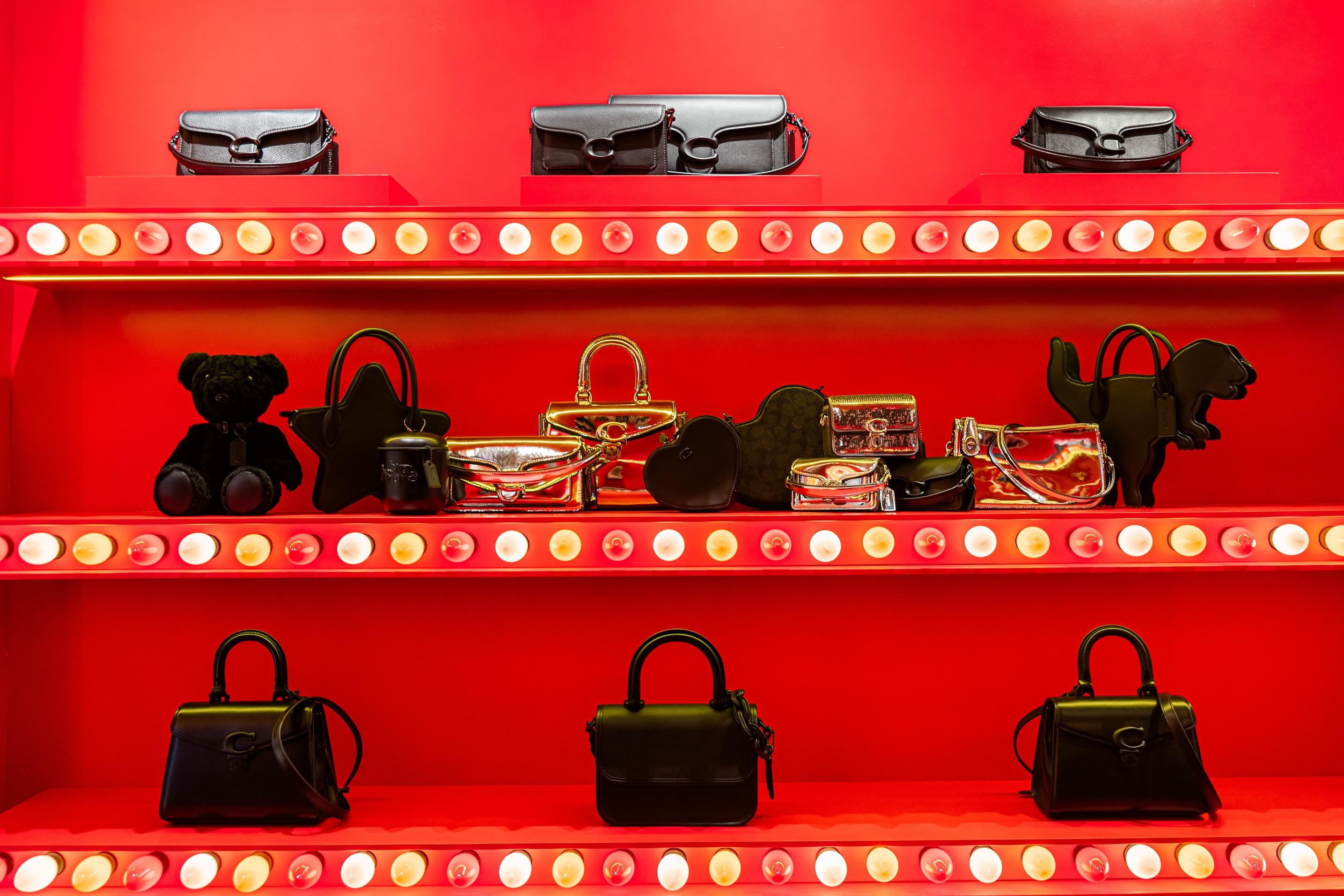 全新膠囊系列以全黑姿態現身。