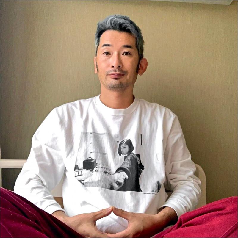 安達祐實與她的寫真集的攝影師桑島智輝離婚。