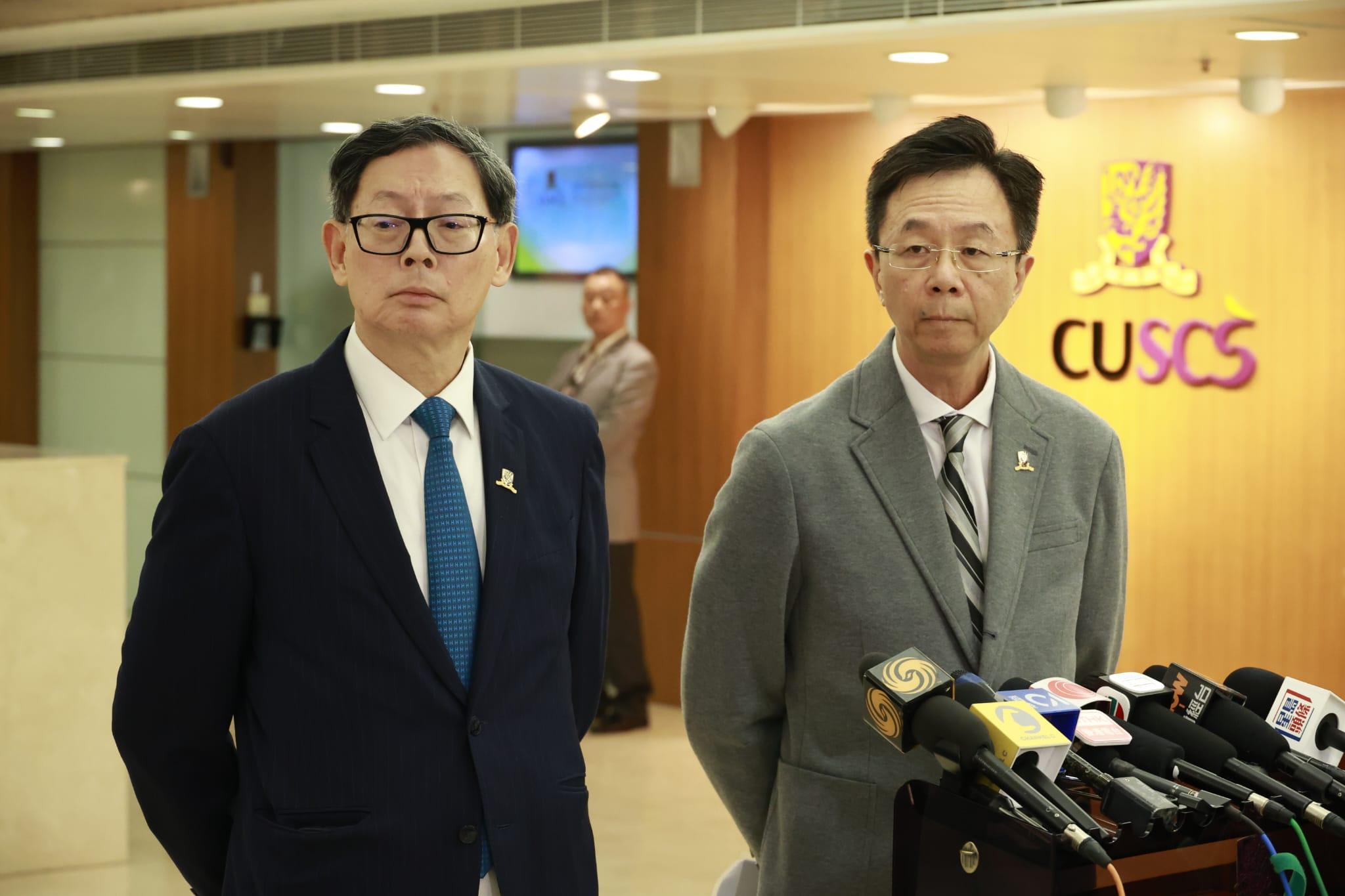 中大校董會主席查逸超(右)指會上通過終止吳樹培聘用合約。(林俊源攝)