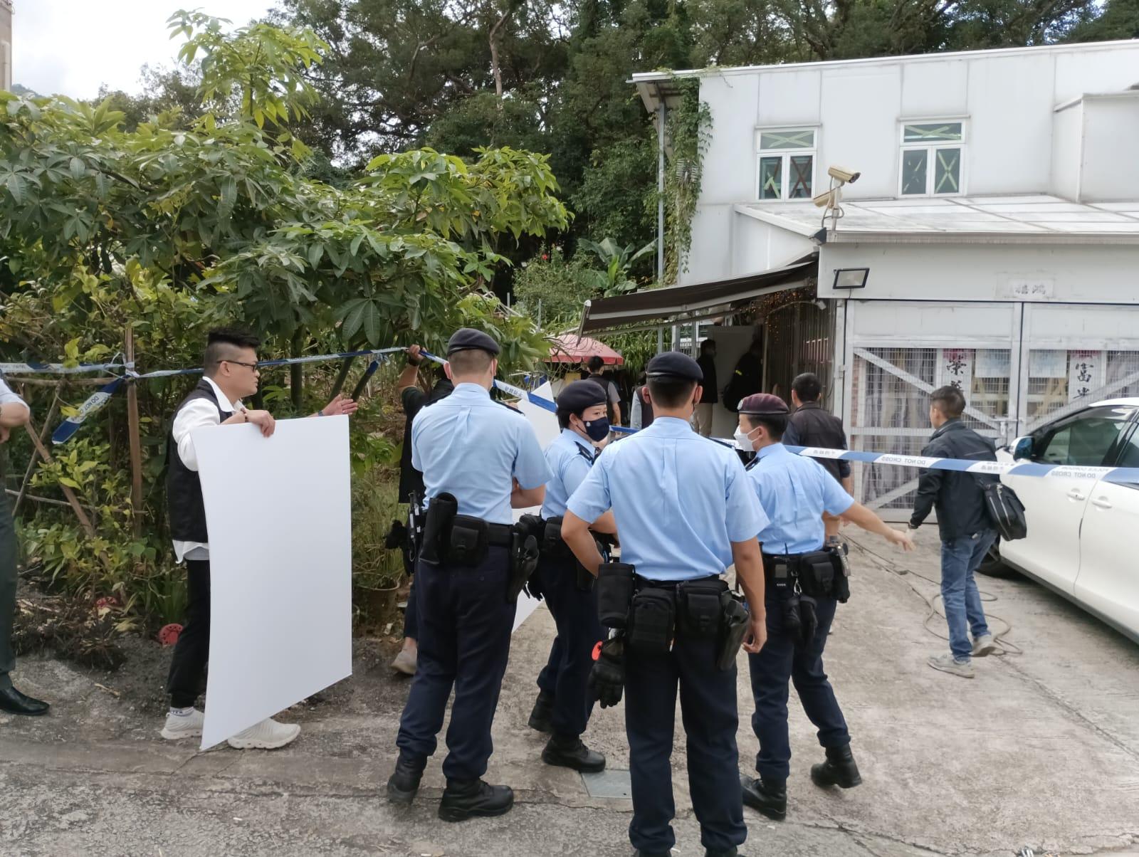 大埔寨乪村謀殺|警方下午帶同死者妻子返回現場重組案件。